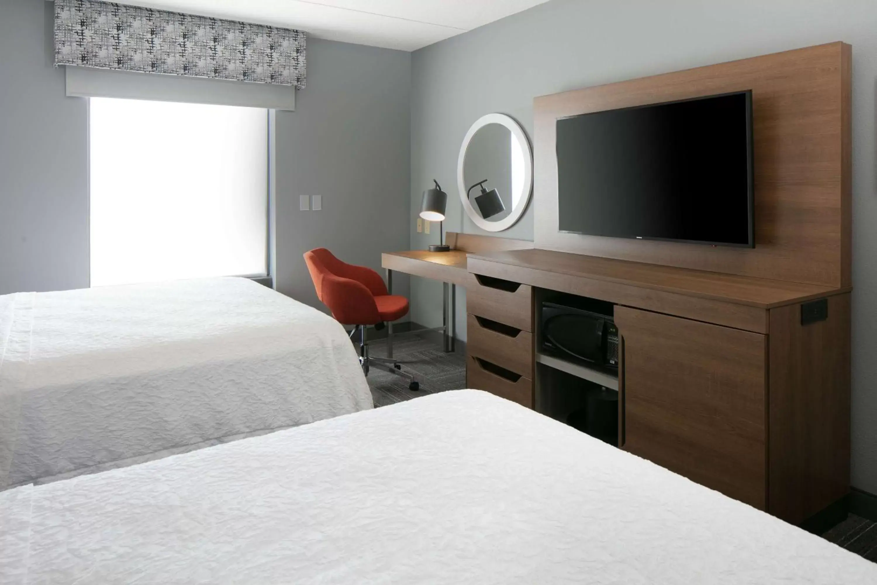 Bedroom, Bed in Hampton Inn Dubuque