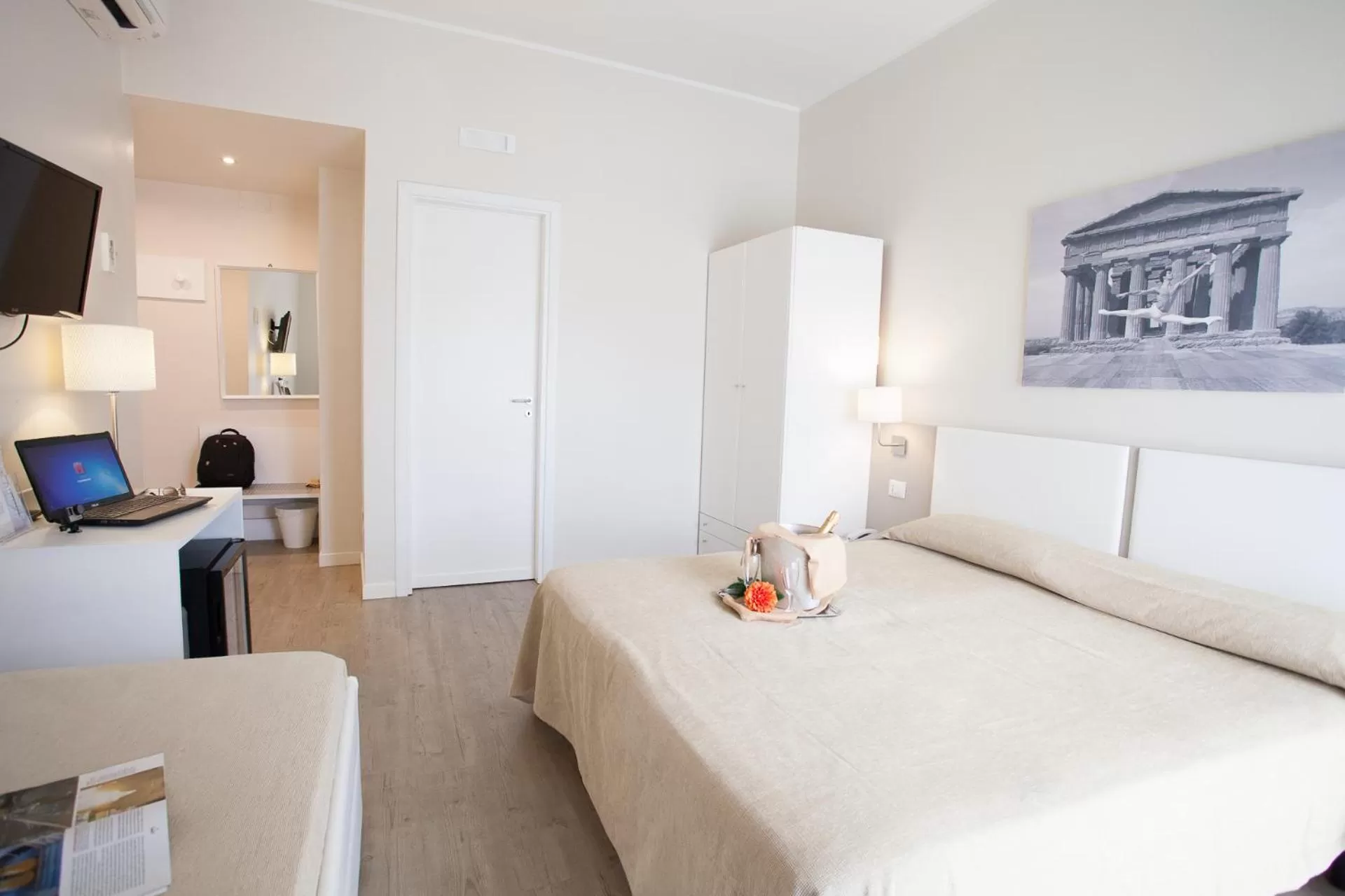 Photo of the whole room, Bed in Hotel Costazzurra Museum & Spa