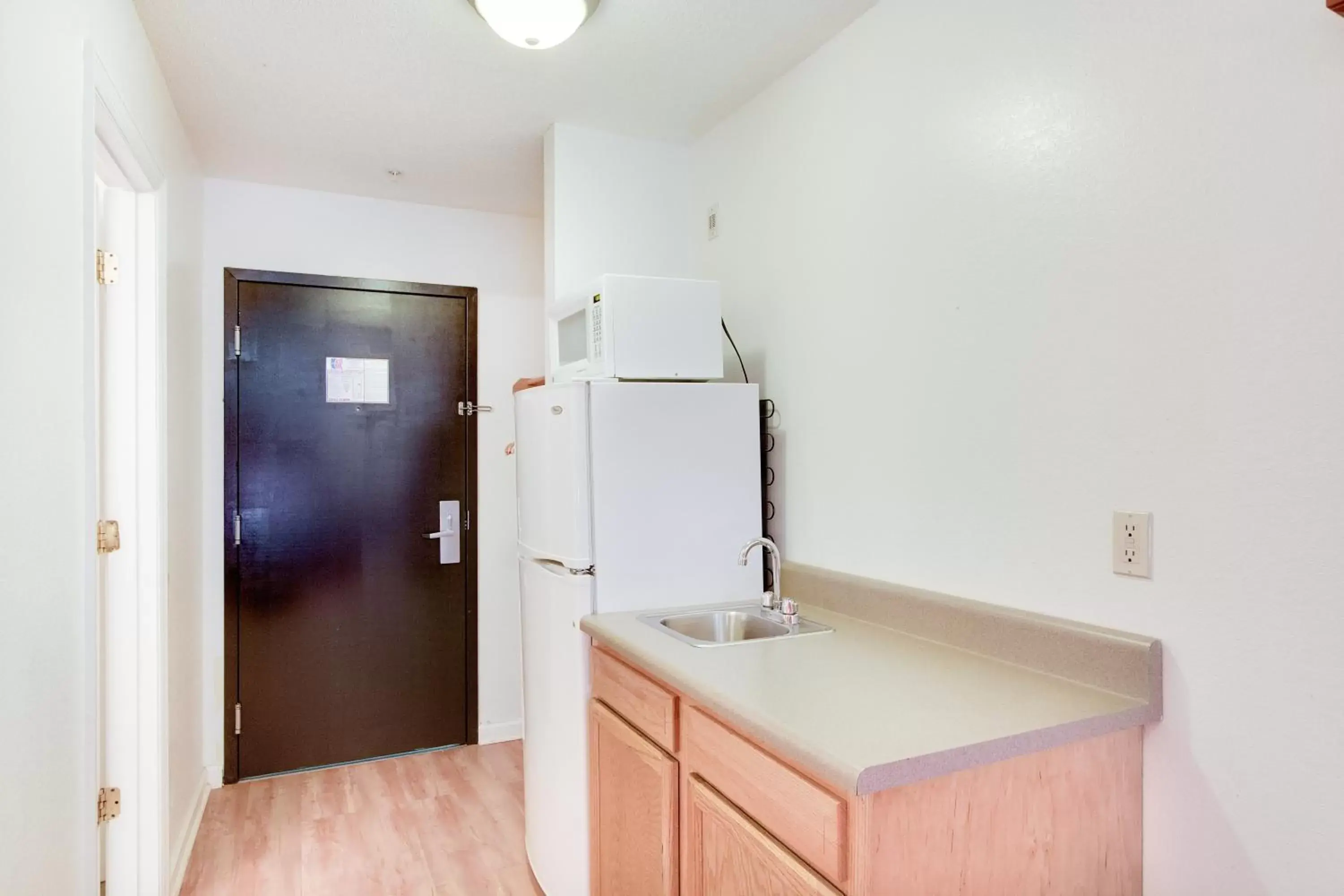 Kitchen or kitchenette, Kitchen/Kitchenette in Motel 6-Hinesville, GA