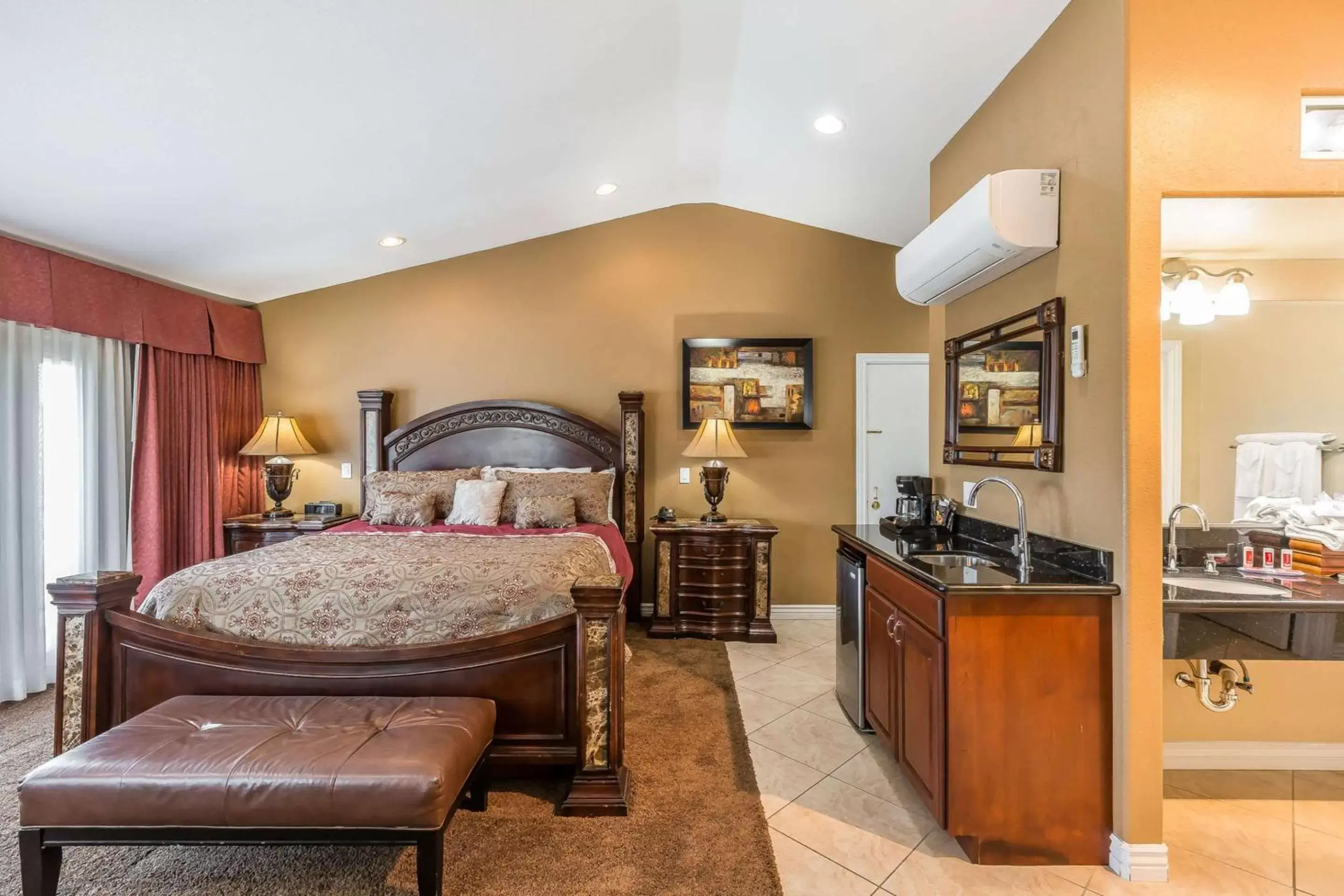 Photo of the whole room, Kitchen/Kitchenette in Econo Lodge Lake Elsinore Casino