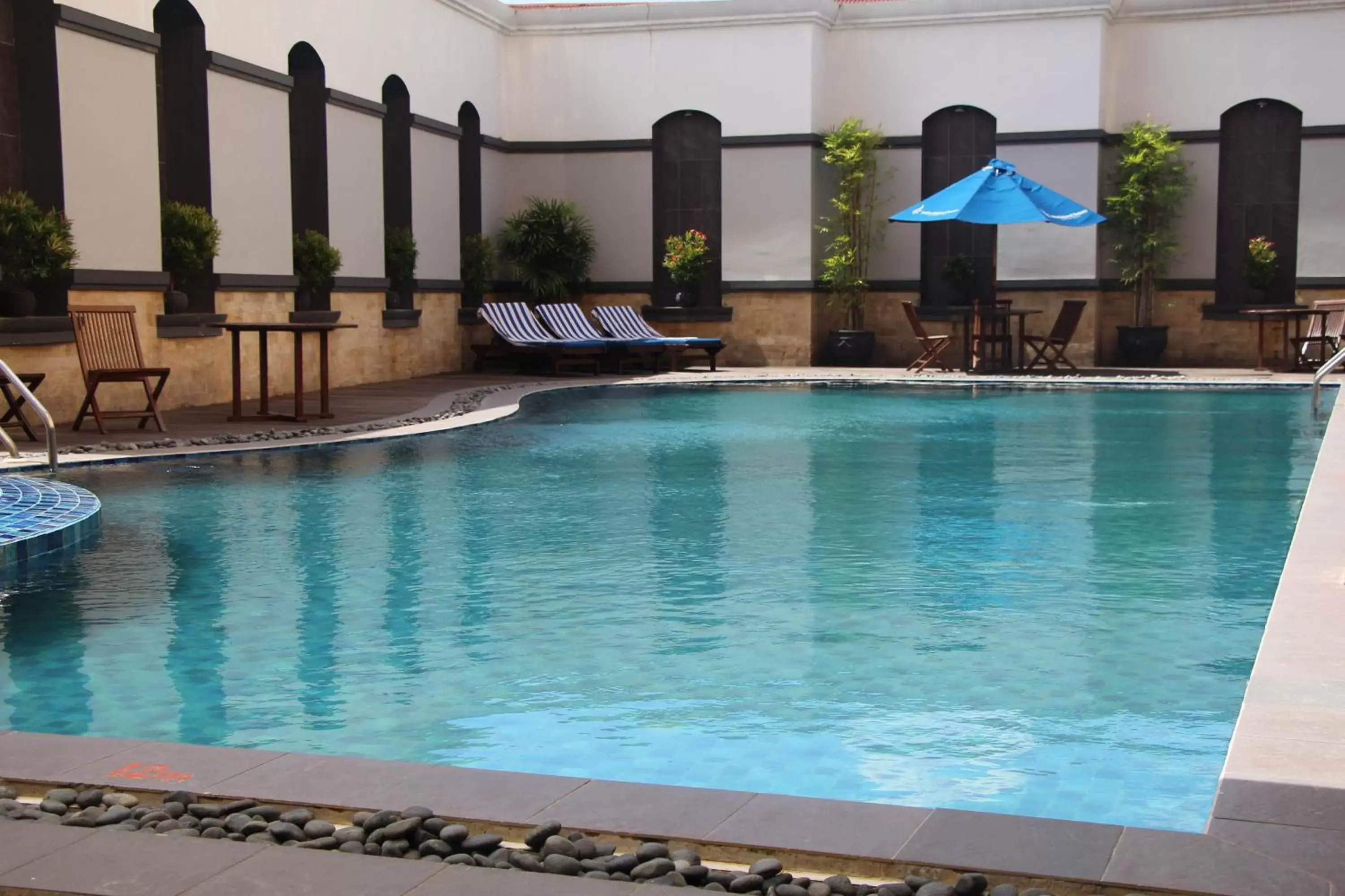 Swimming pool in Swiss-Belhotel Borneo Samarinda Swimming pool in Swiss-Belhotel Borneo Samarinda