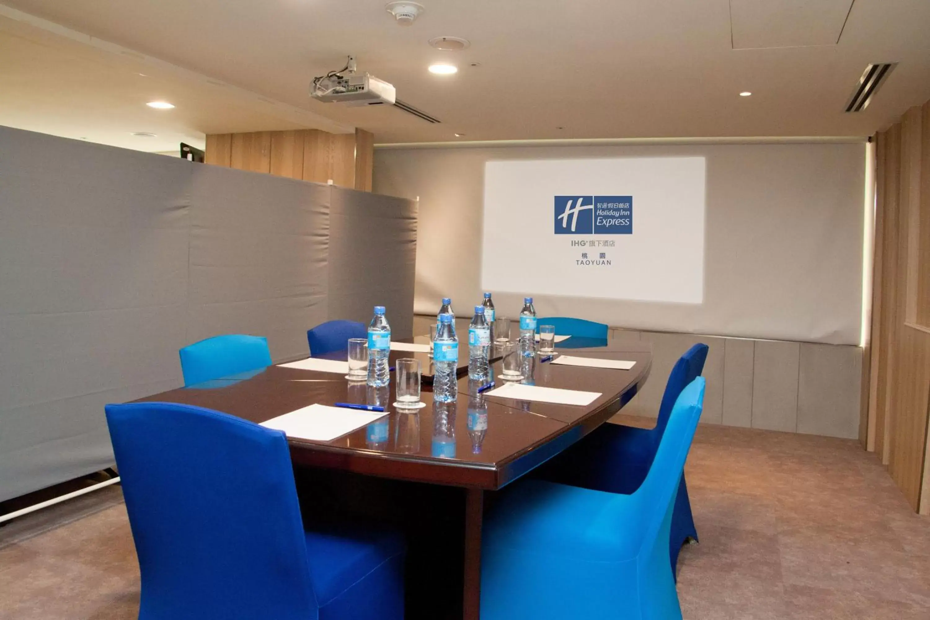 Meeting/conference room in Holiday Inn Express Taoyuan, an IHG Hotel