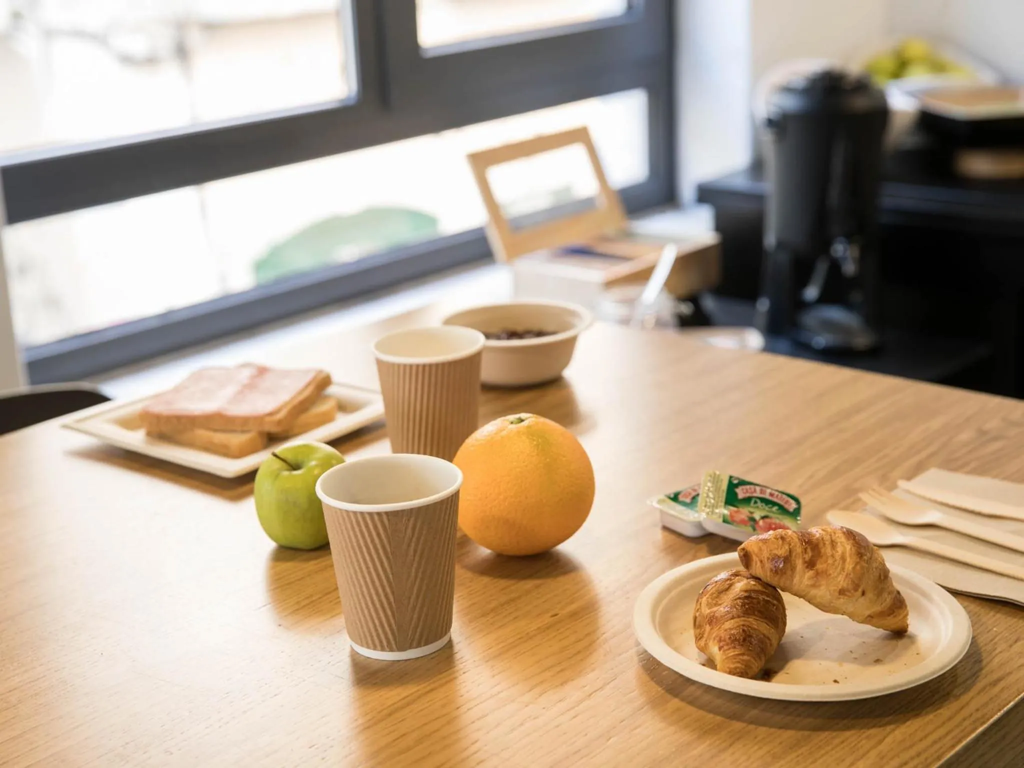 Breakfast in room00 Lisboa Hostel