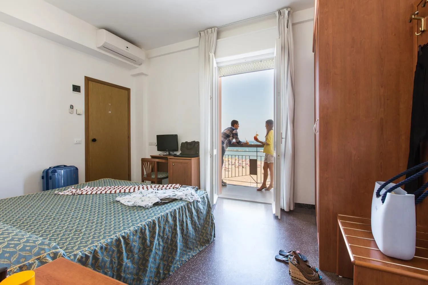 Shower, Bed in Hotel International