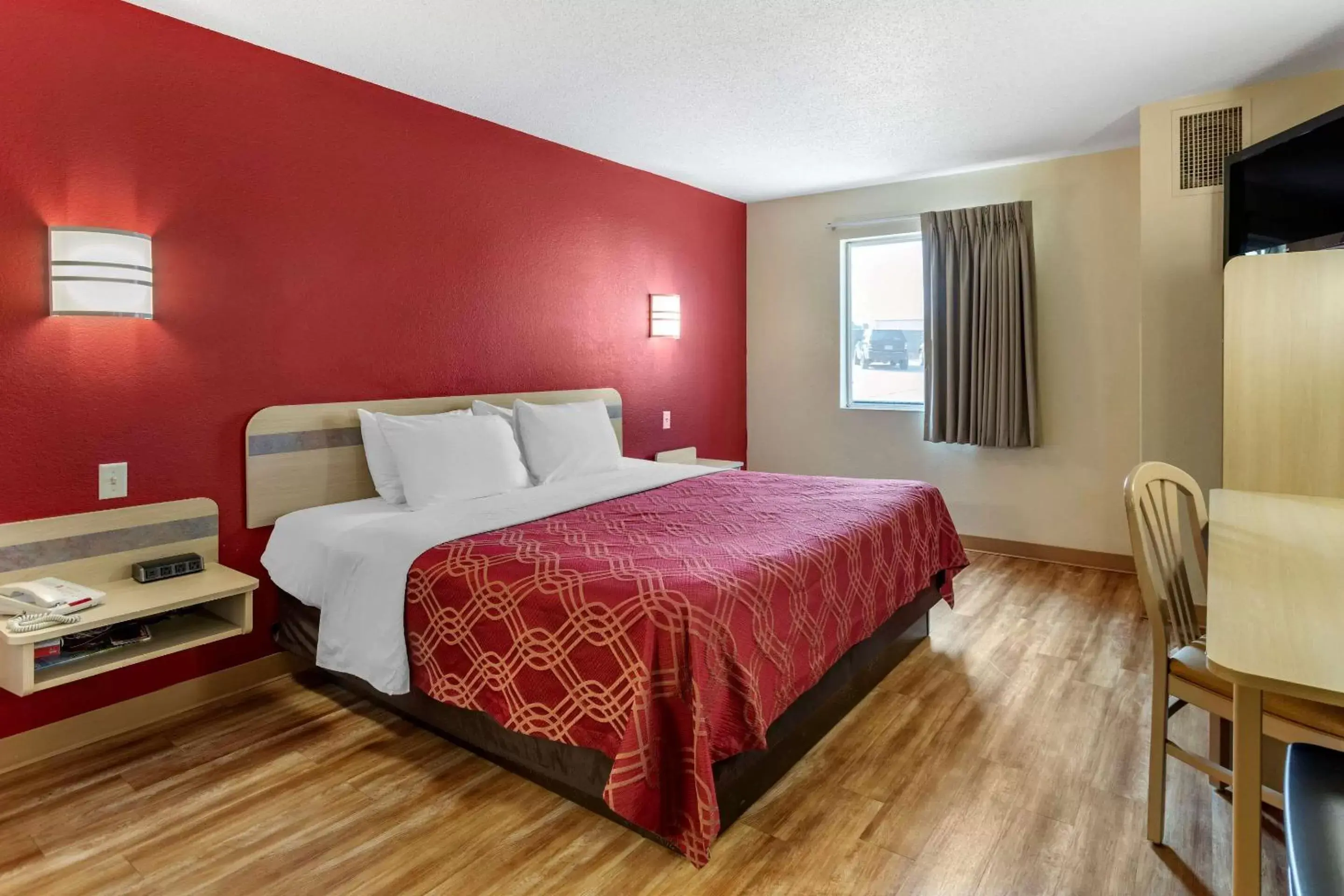 Photo of the whole room, Bed in Econo Lodge Belle Fourche