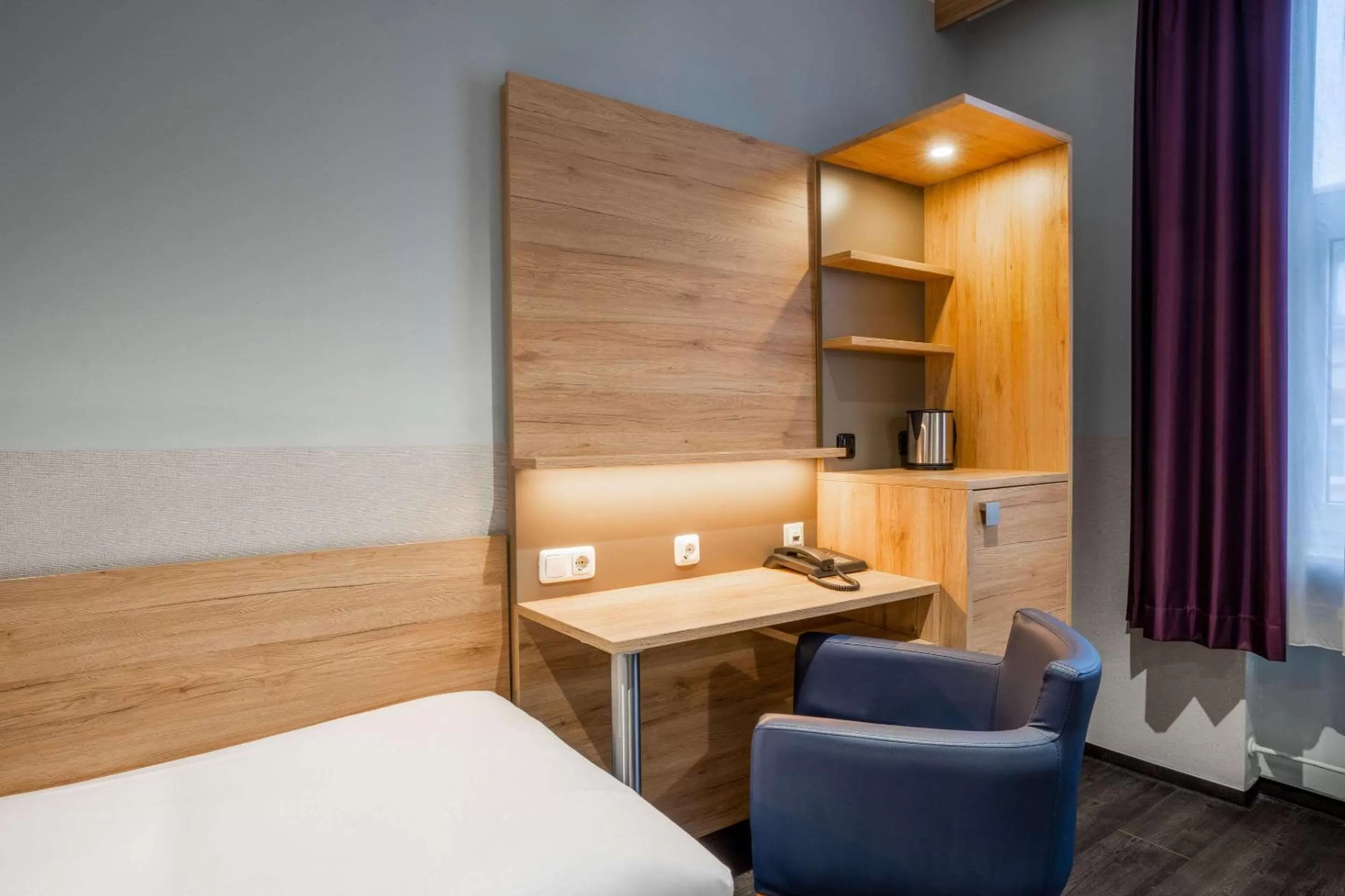 Photo of the whole room, Bed in Comfort Hotel Frankfurt Central Station