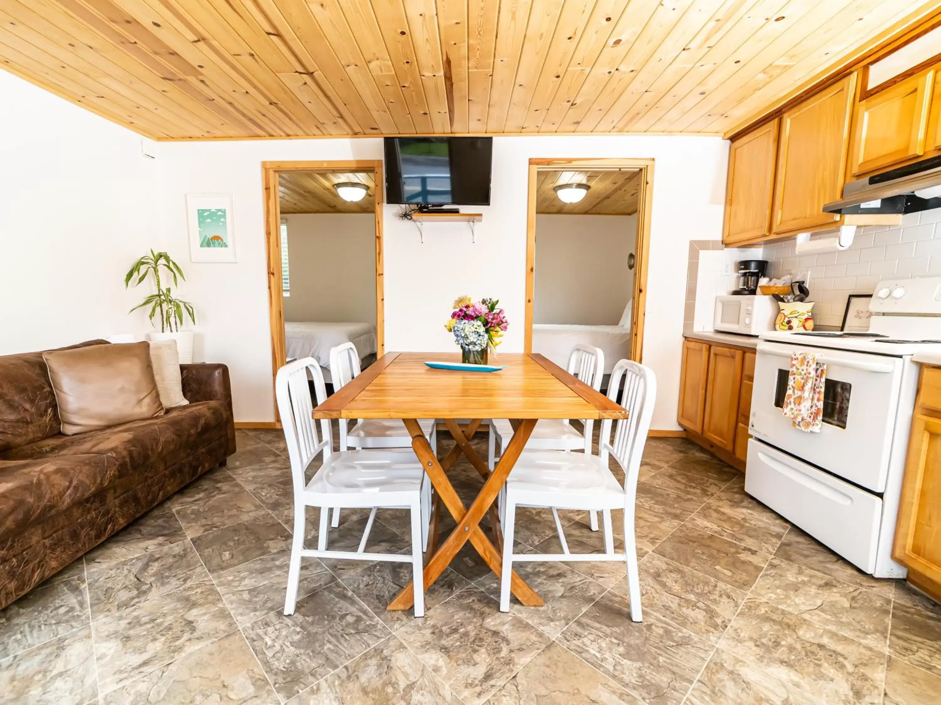 Kitchen or kitchenette, Dining Area in Terimore Lodging by the Sea