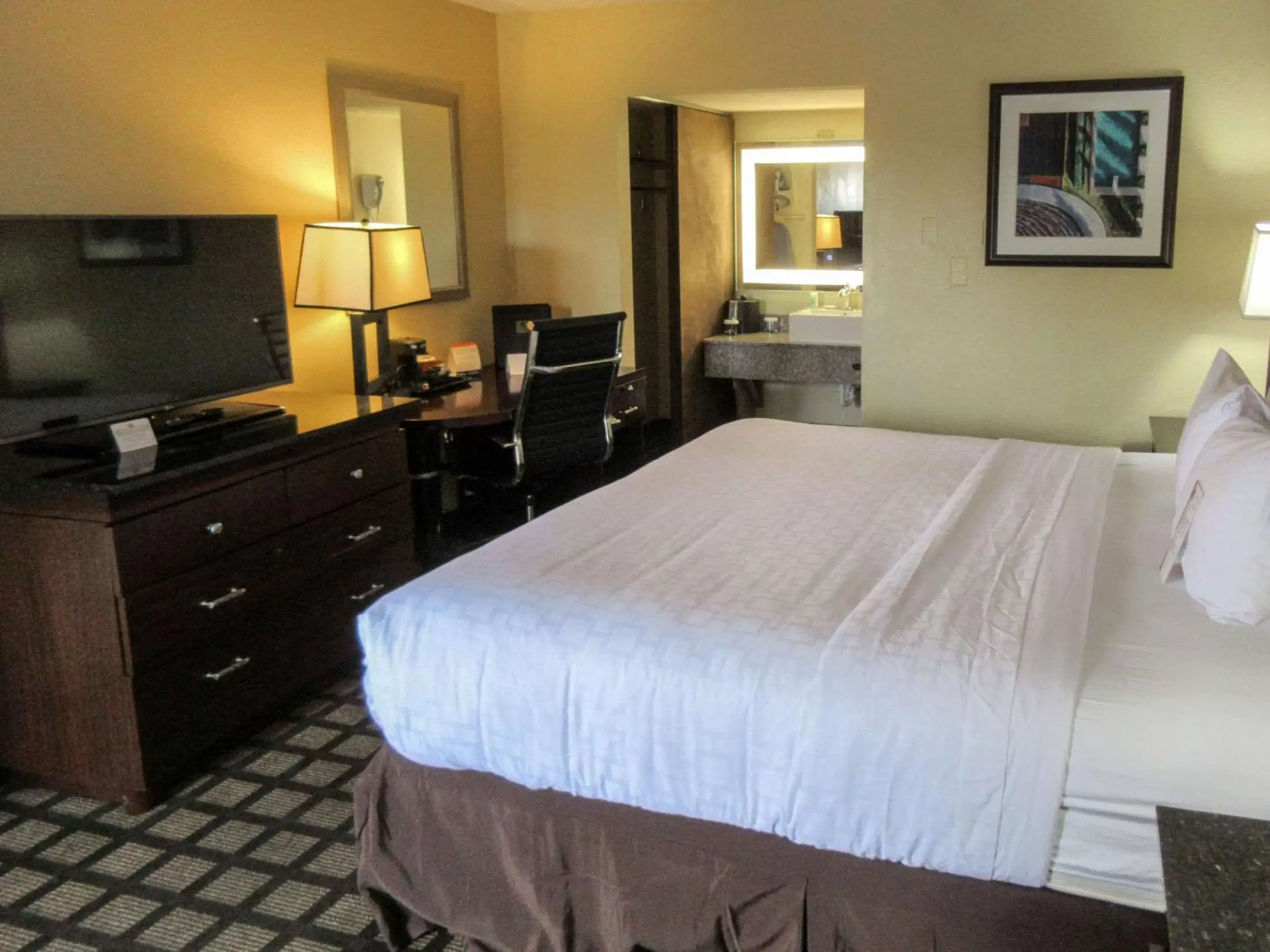 Photo of the whole room, Bed in Clarion Inn Fort Collins