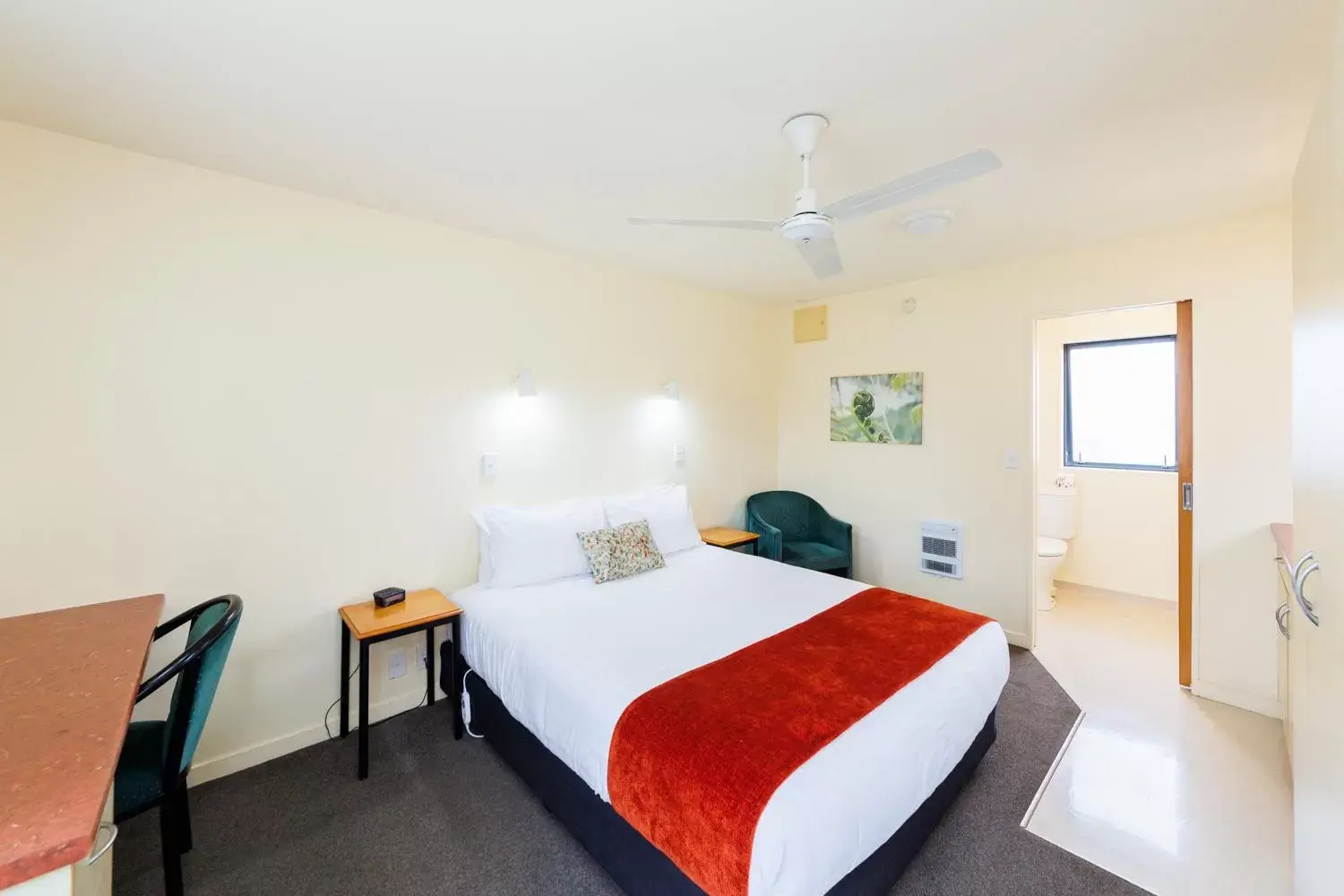 Photo of the whole room, Bed in Bella Vista Motel Palmerston North