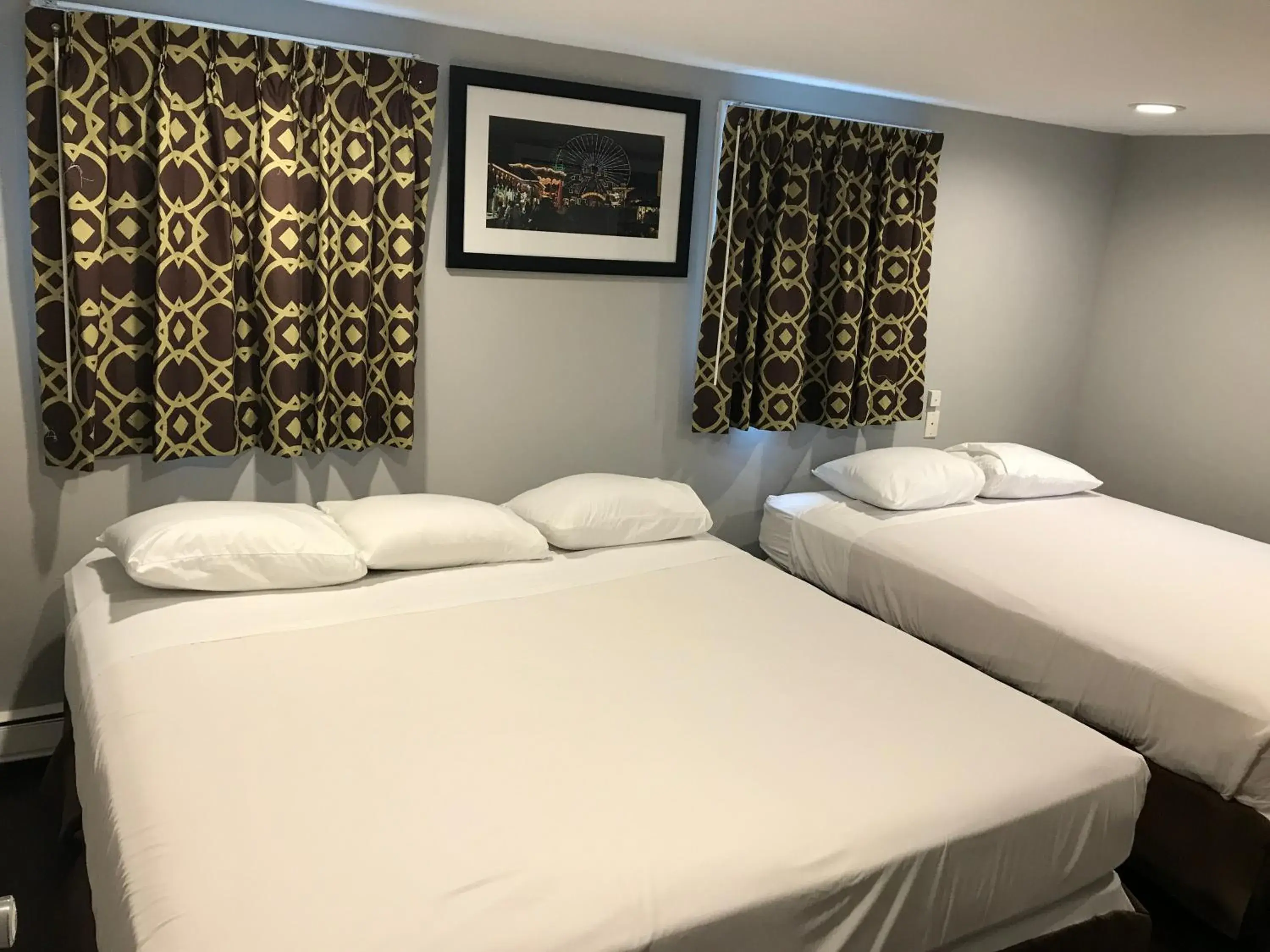 Bed in Wildwood Inn, a Travelodge by Wyndham