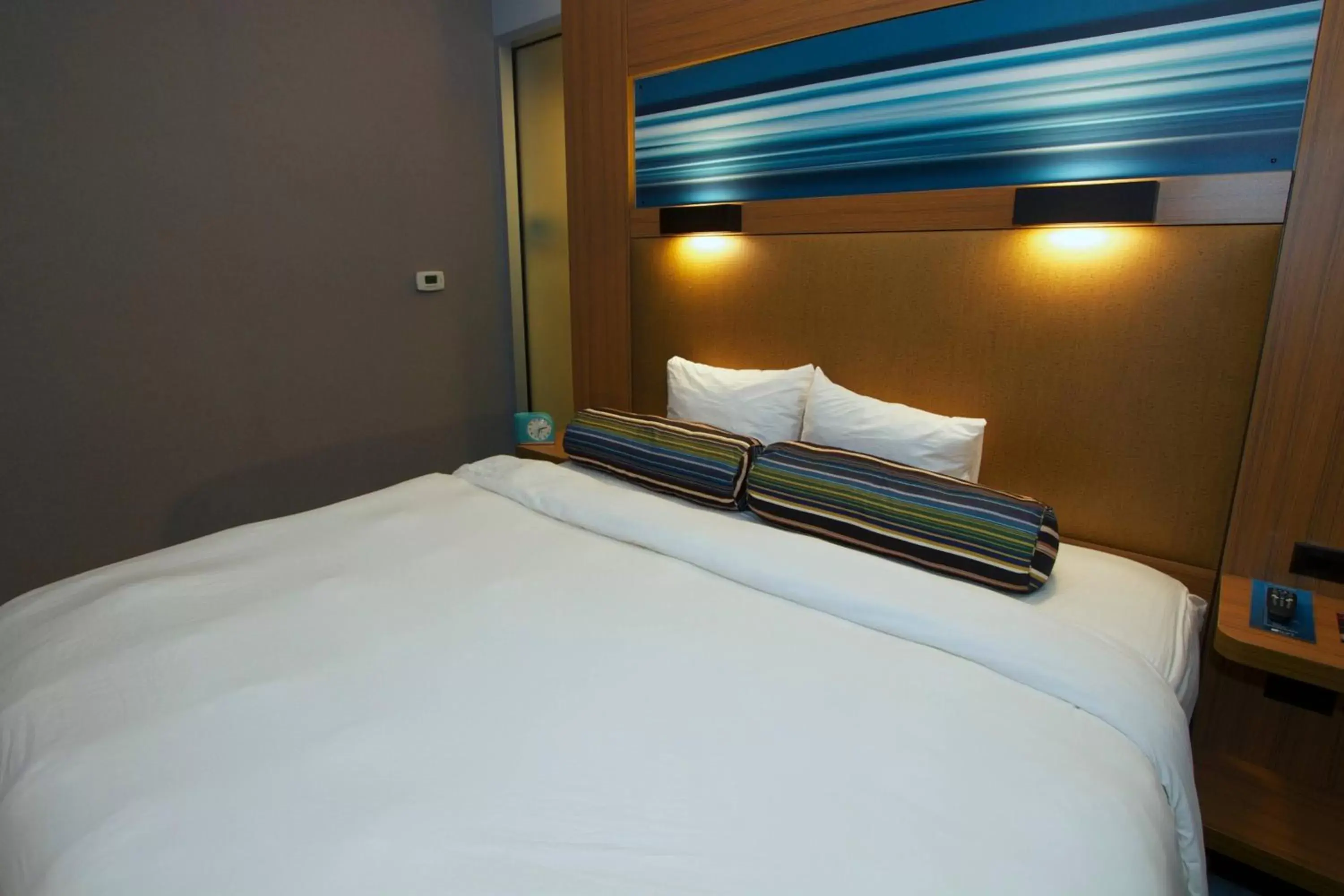 Photo of the whole room, Bed in Aloft Tulsa