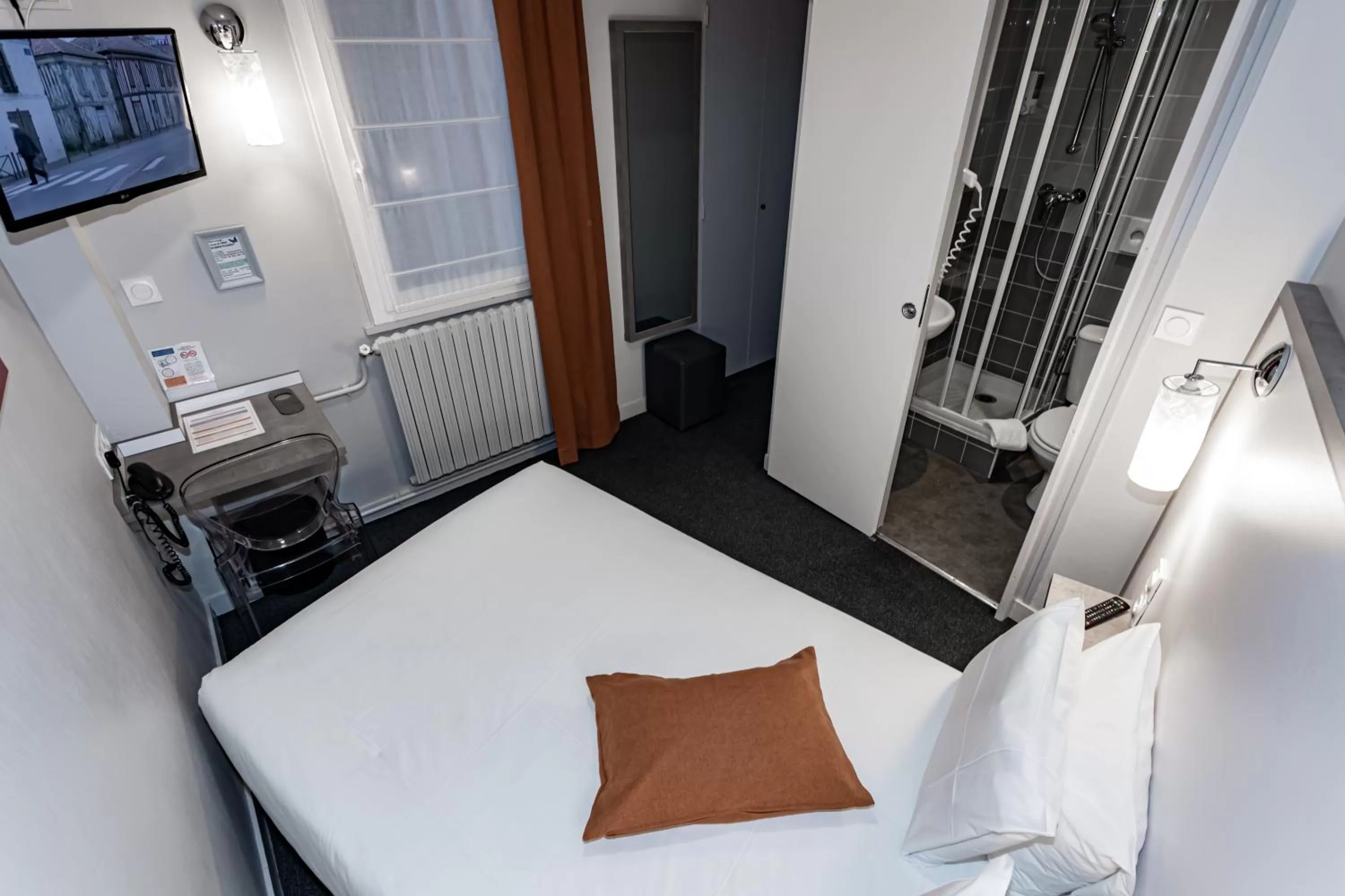 Photo of the whole room, Bed in Hôtel de Champagne