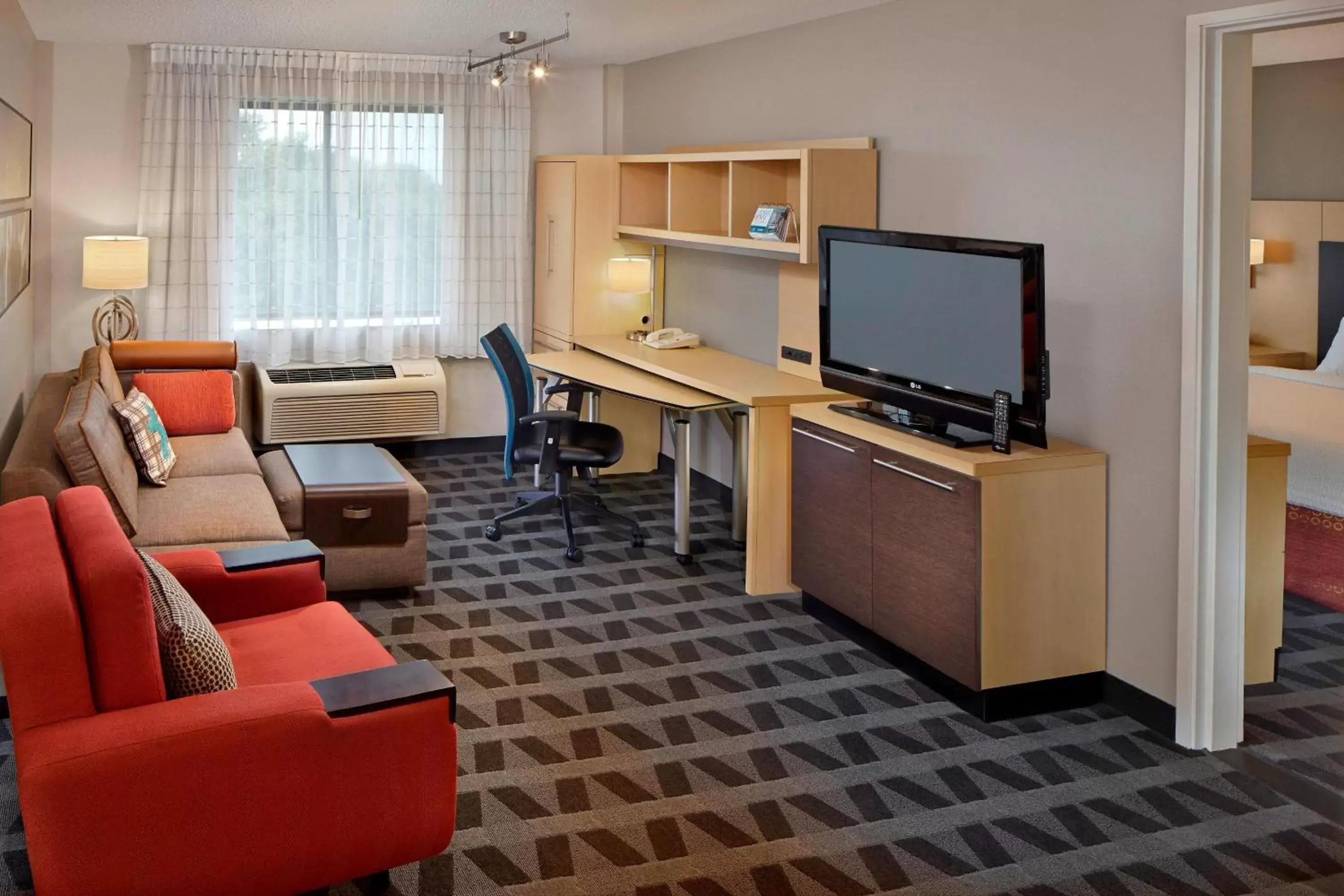 Living room, TV/Entertainment Center in TownePlace Suites by Marriott Albany Downtown/Medical Center