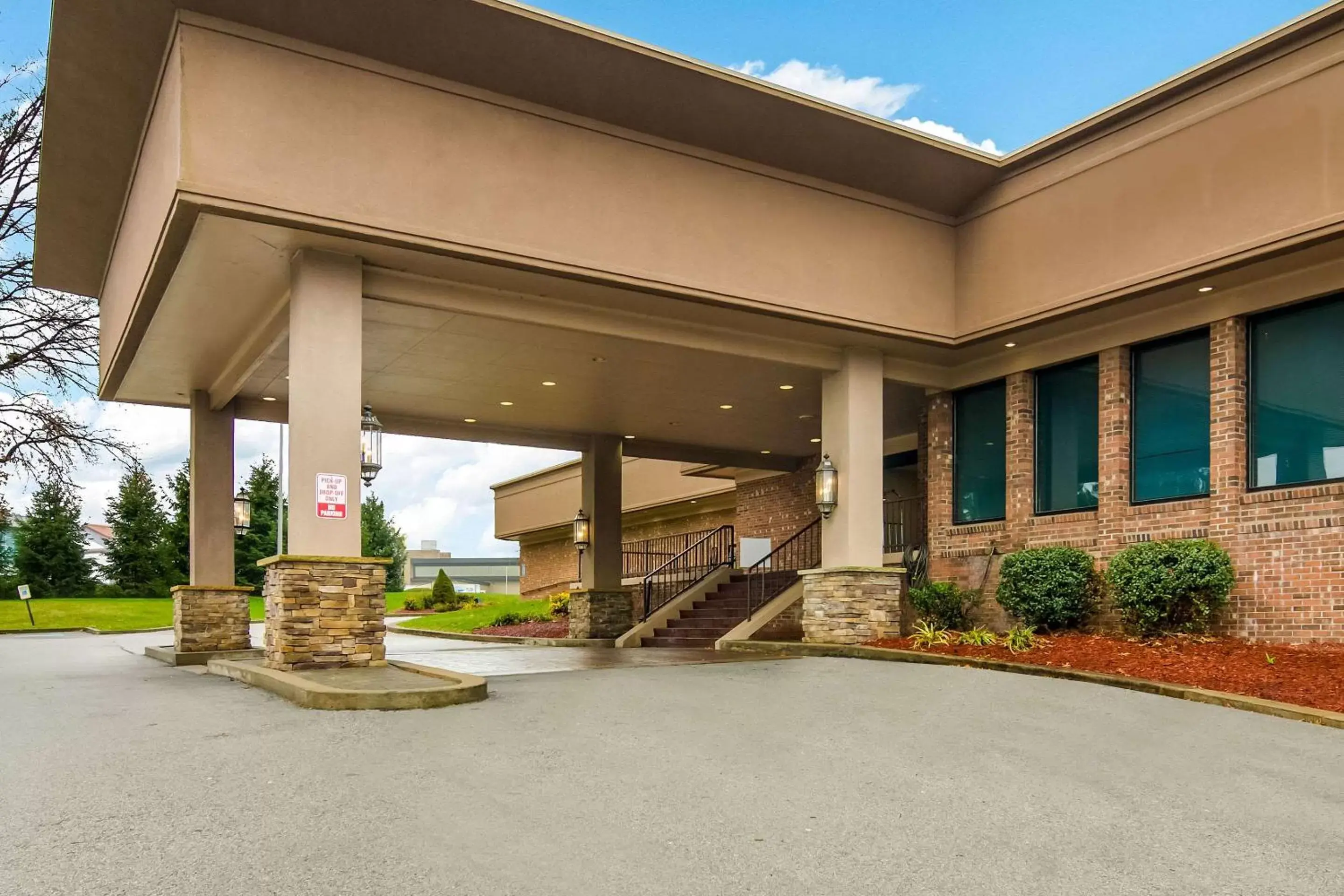 Property building in Comfort Inn and Suites Pittsburgh