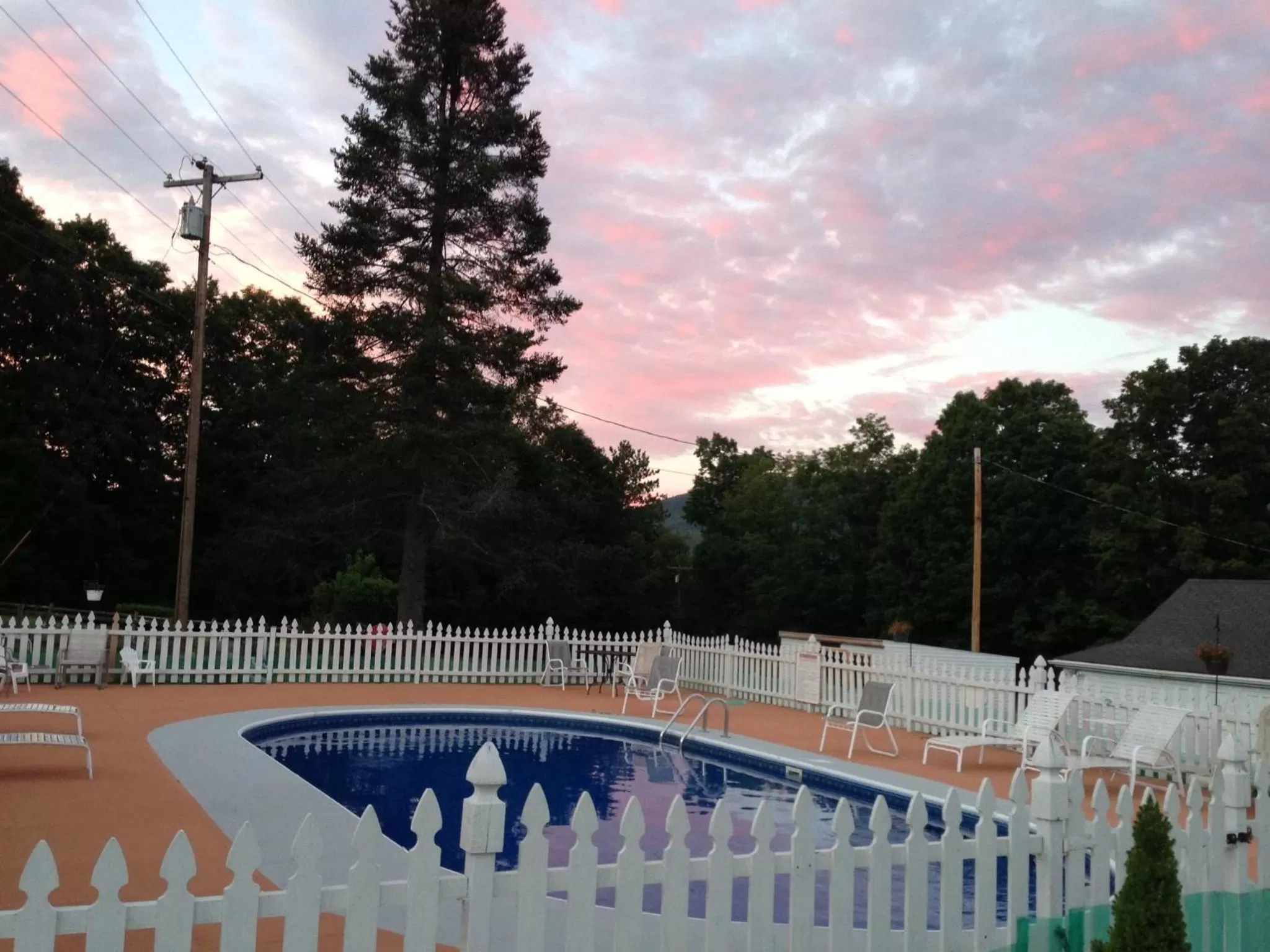 Swimming pool in Four Winds Country Motel