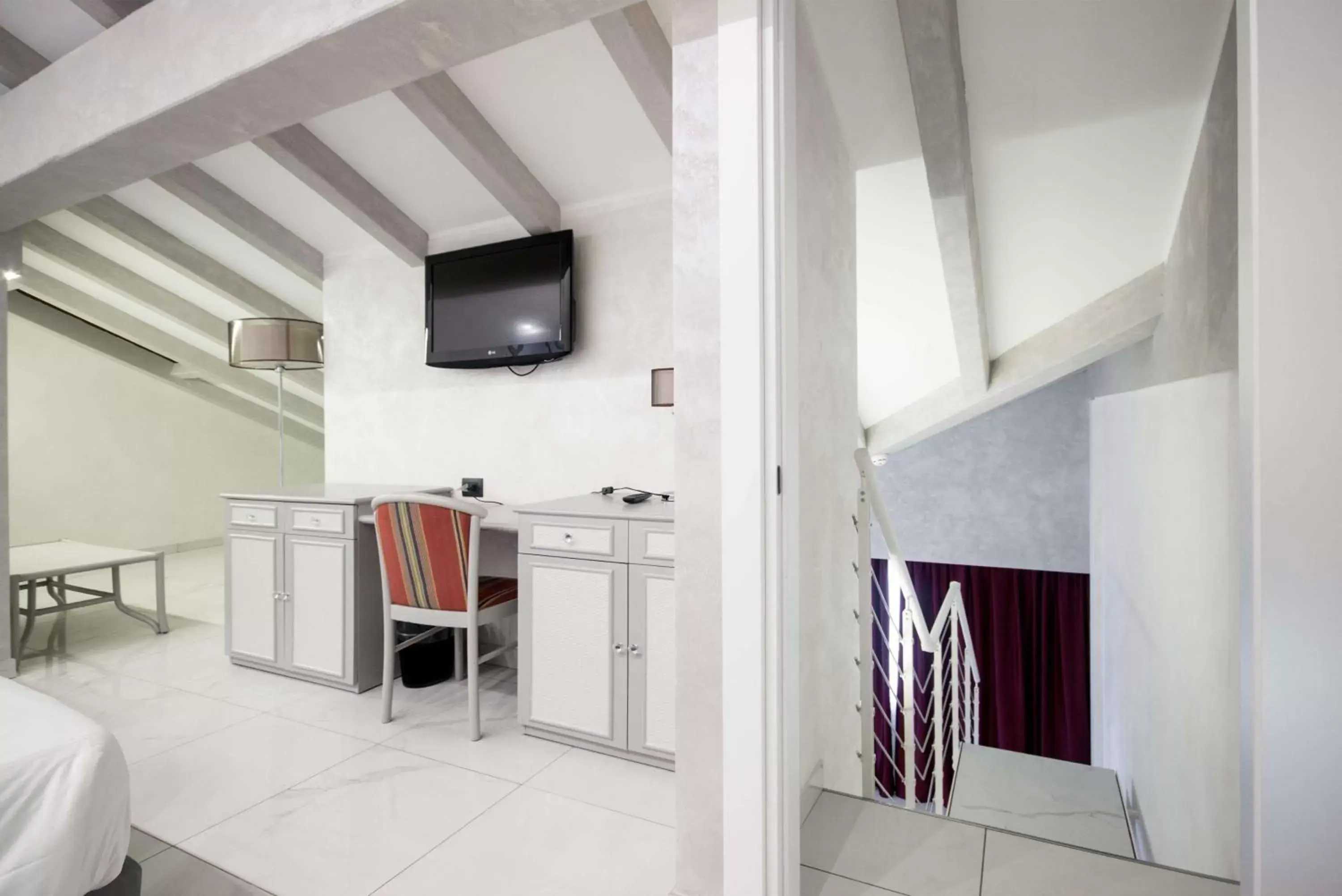 TV and multimedia, TV/Entertainment Center in Best Western Modena District