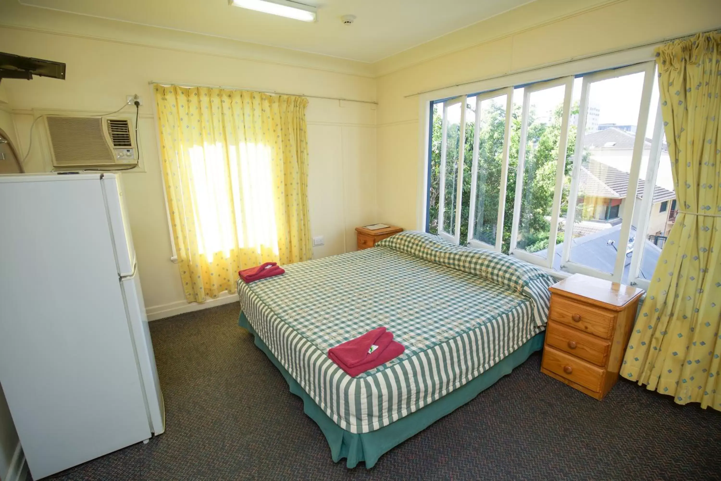 Bedroom, Bed in Brisbane Manor