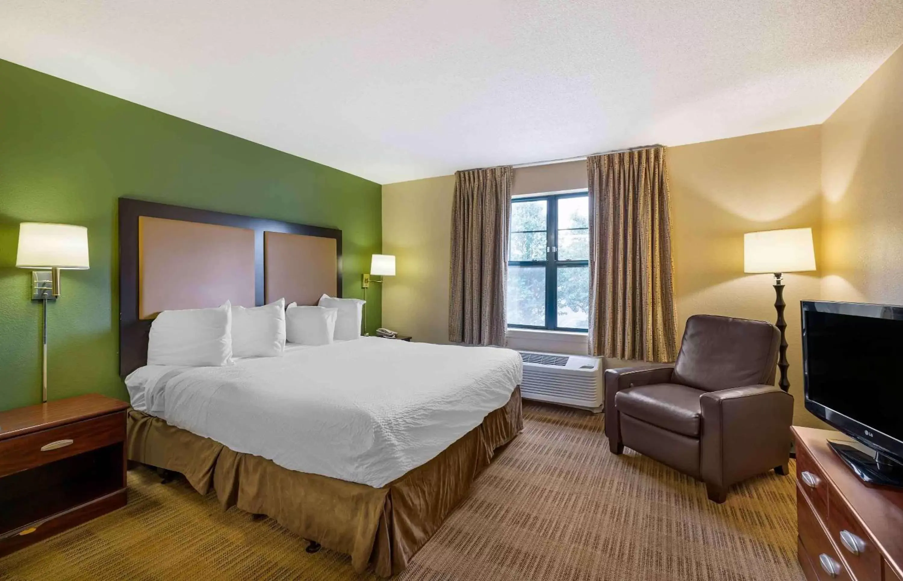 Bedroom in Extended Stay America Select Suites - Chicago - Naperville - West