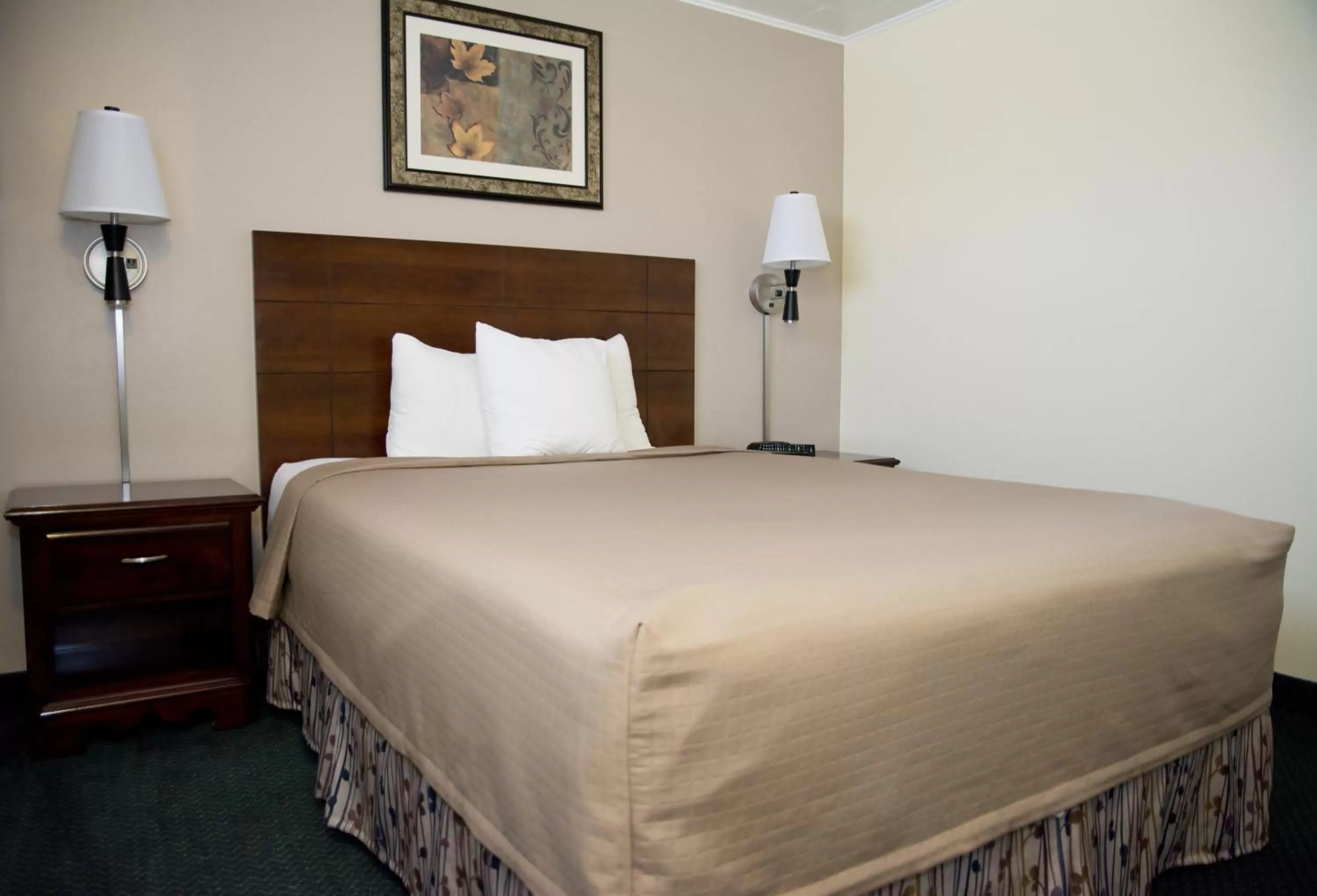 Bedroom, Bed in Travelers Inn