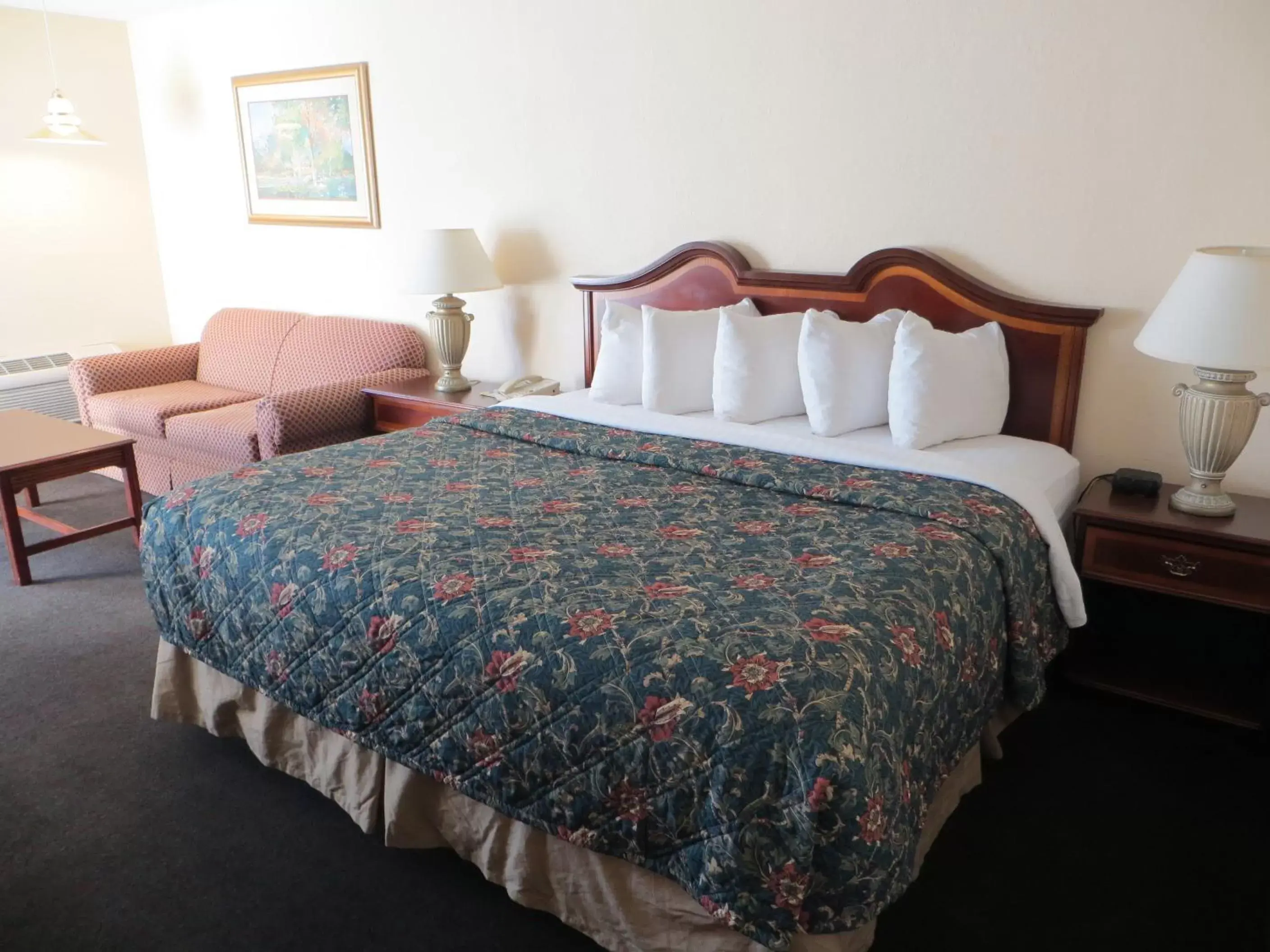 Bedroom, Bed in Days Inn by Wyndham Grand Island I-80