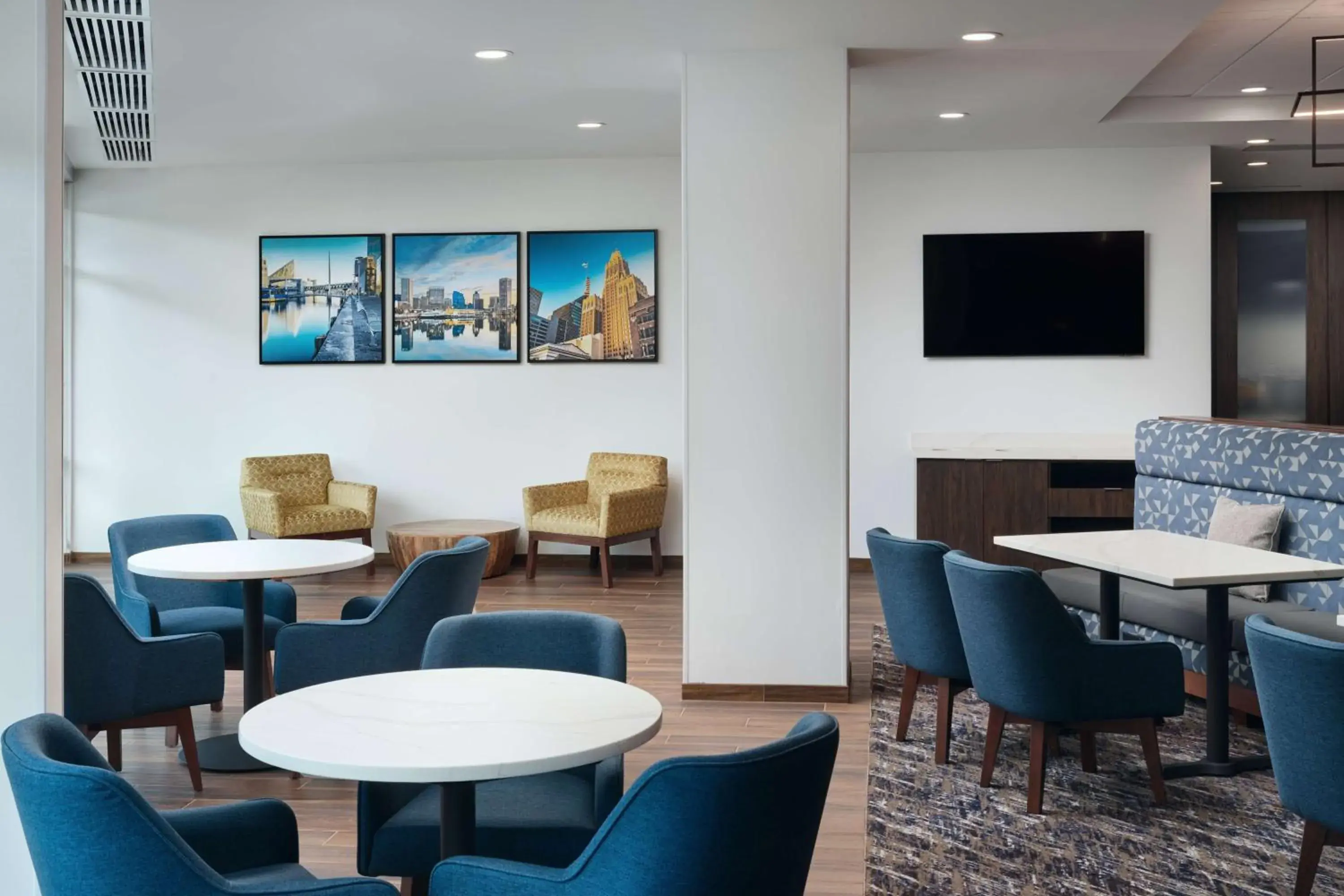 Lobby or reception, Lounge/Bar in Hampton Inn Towson Downtown