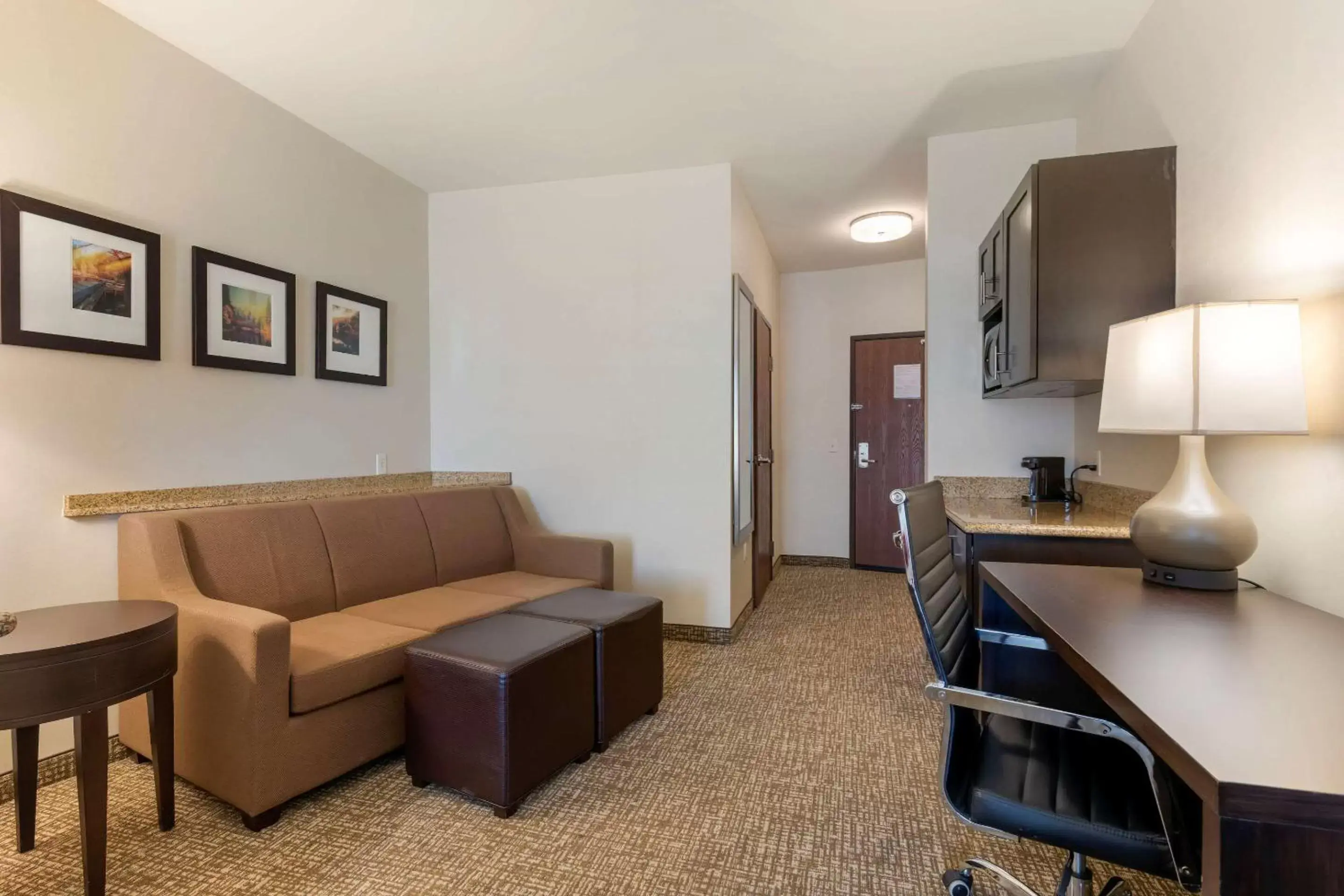 Bedroom, Seating Area in Comfort Suites Ontario Airport Convention Center