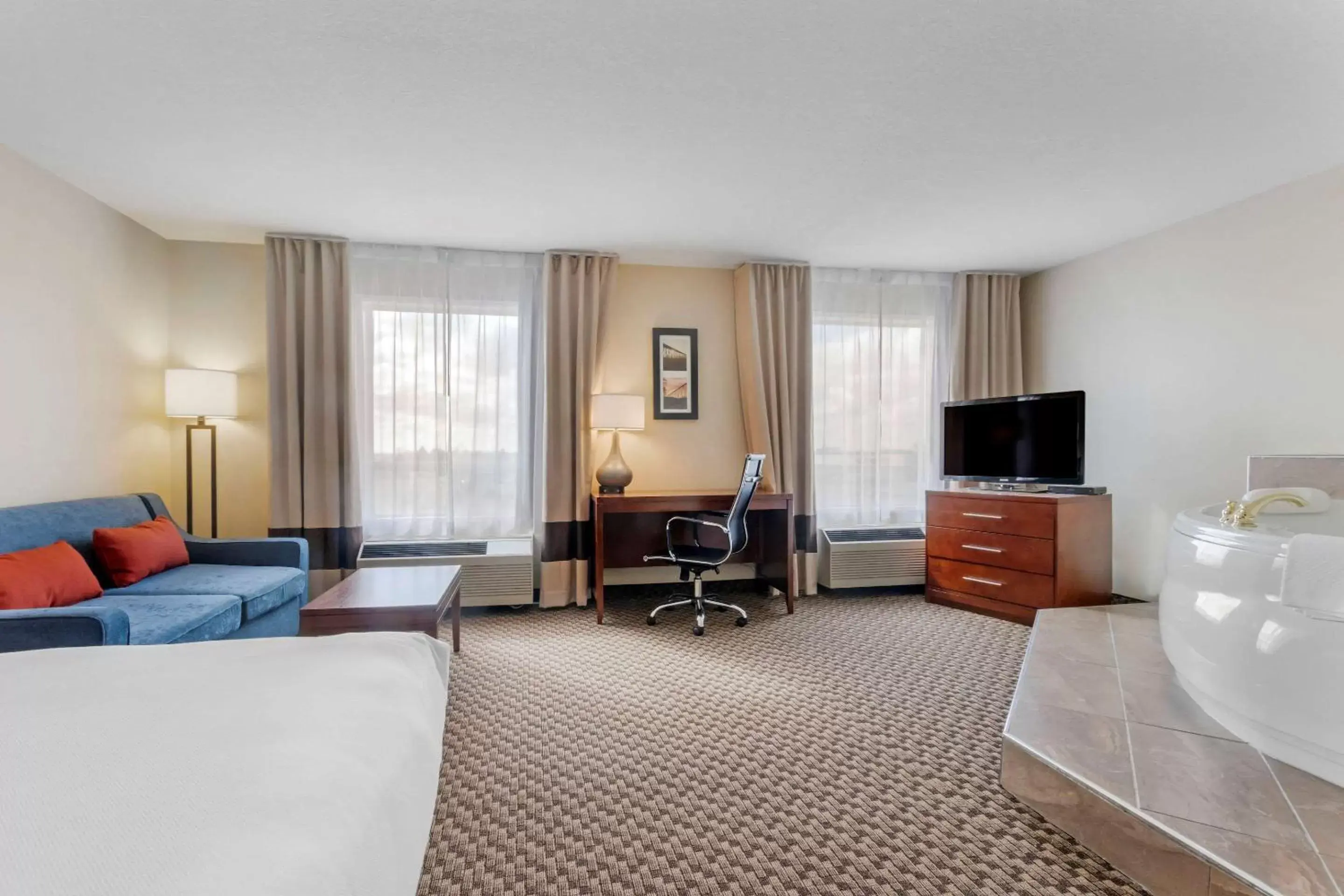 Bedroom, Seating Area in Comfort Inn Lethbridge