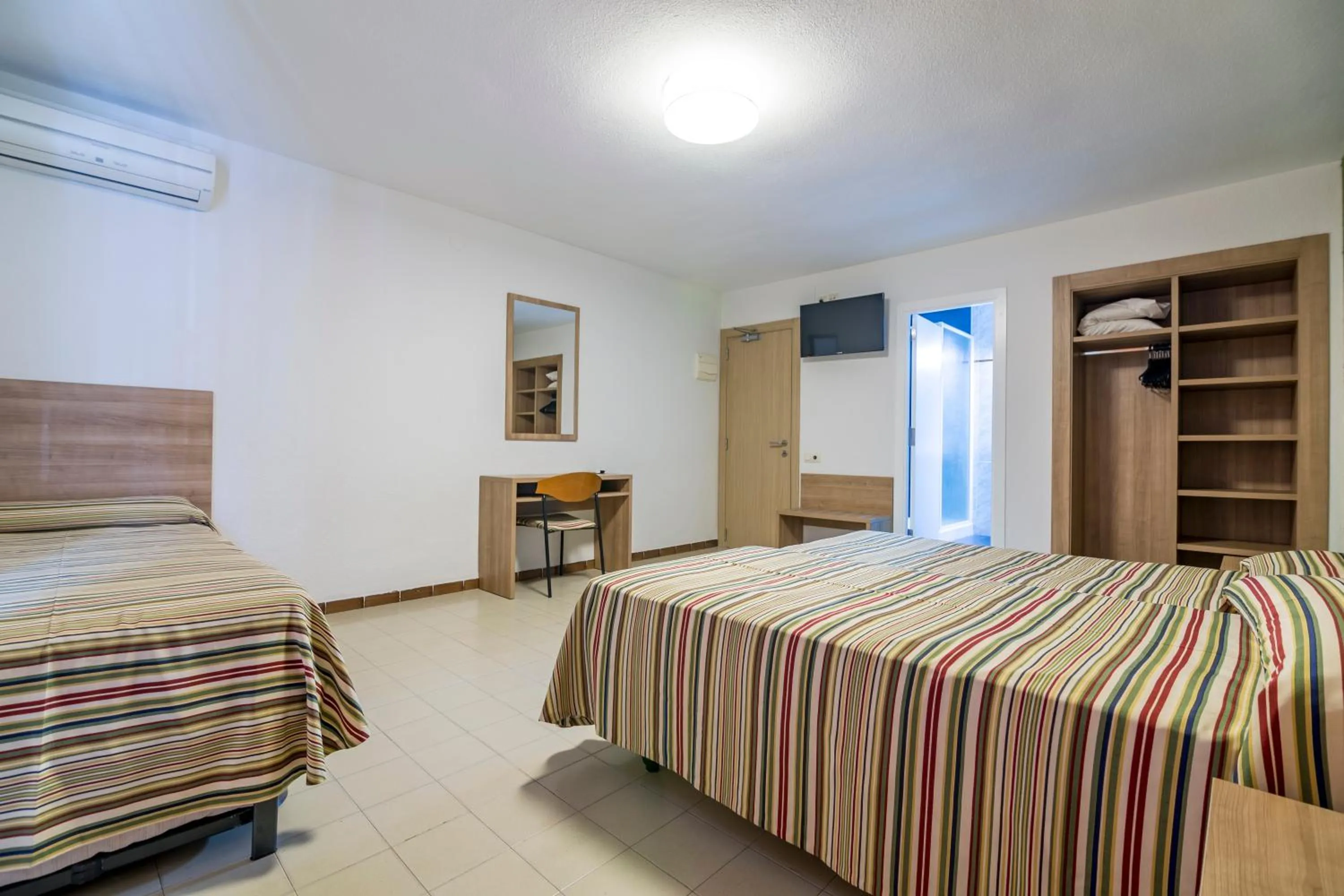 Photo of the whole room, Bed in Hotel Blason Junior