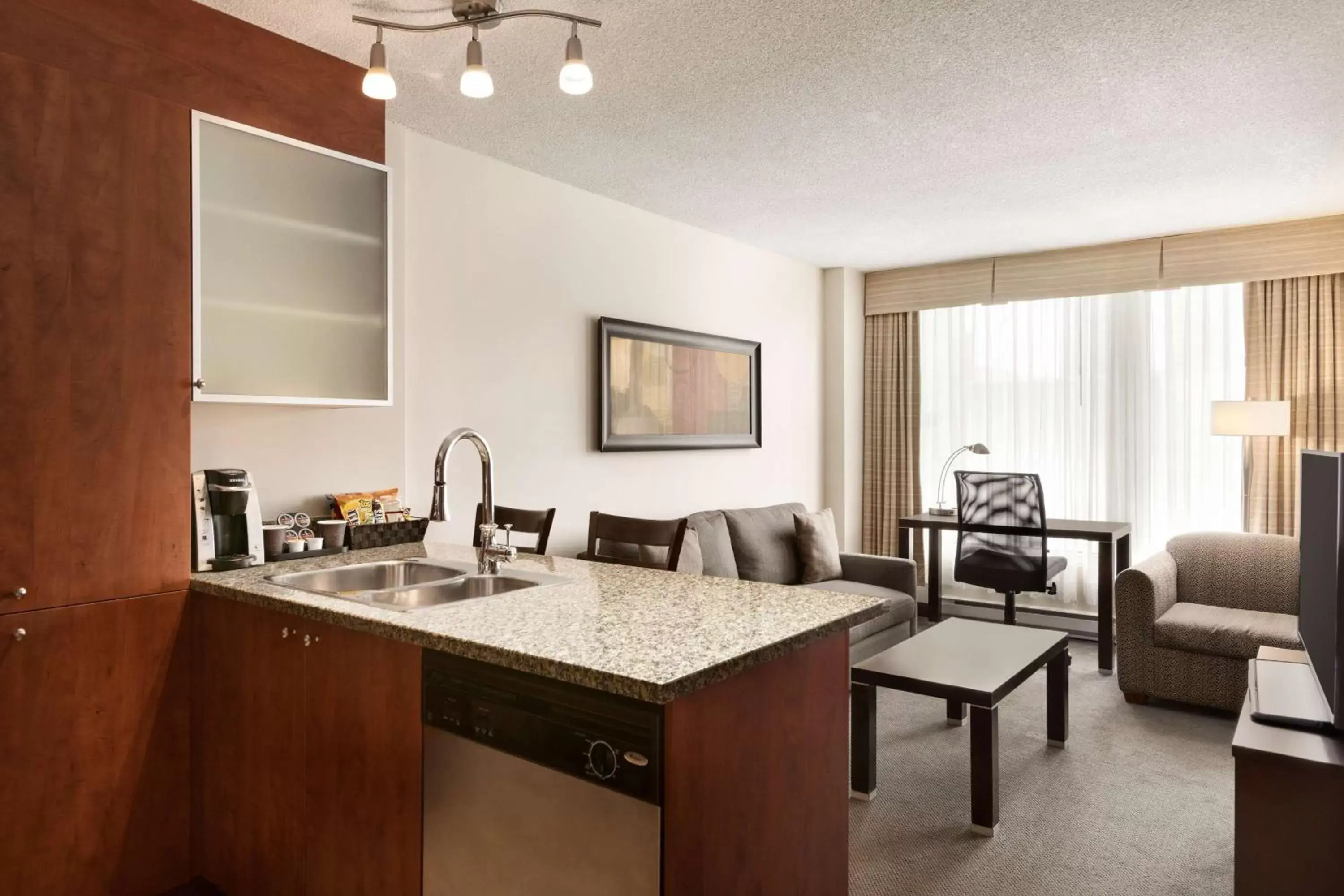 Living room, Kitchen/Kitchenette in Embassy Suites by Hilton - Montreal