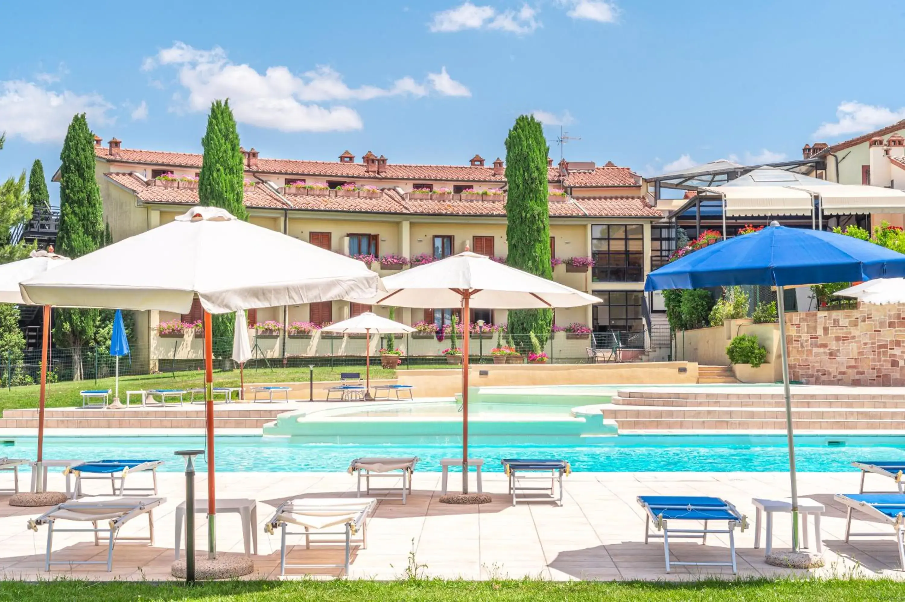 Property building, Swimming Pool in Hotel Palazzuolo