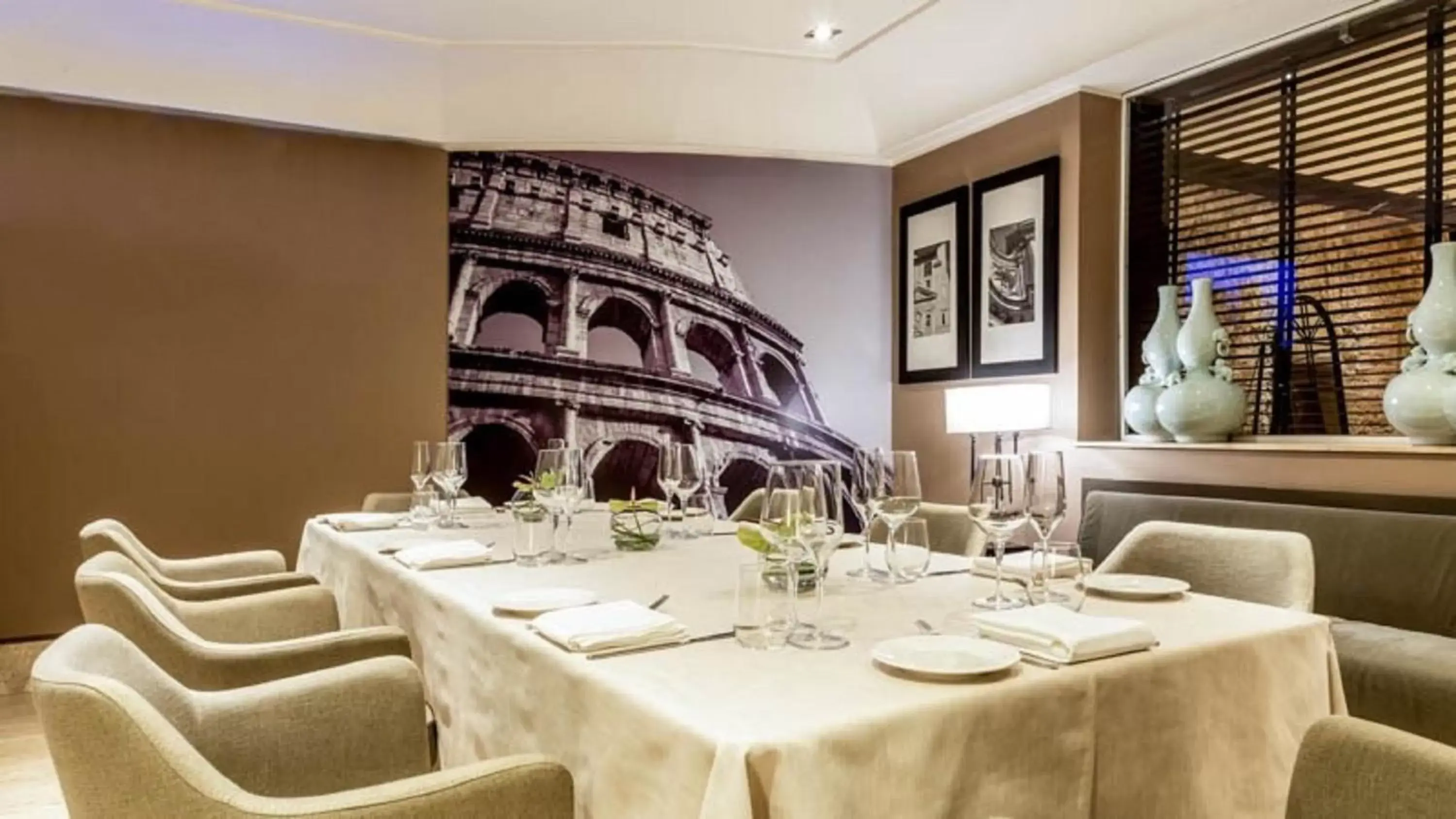 Meeting/conference room, Restaurant/Places to Eat in Hotel Indigo Rome - St. George, an IHG Hotel