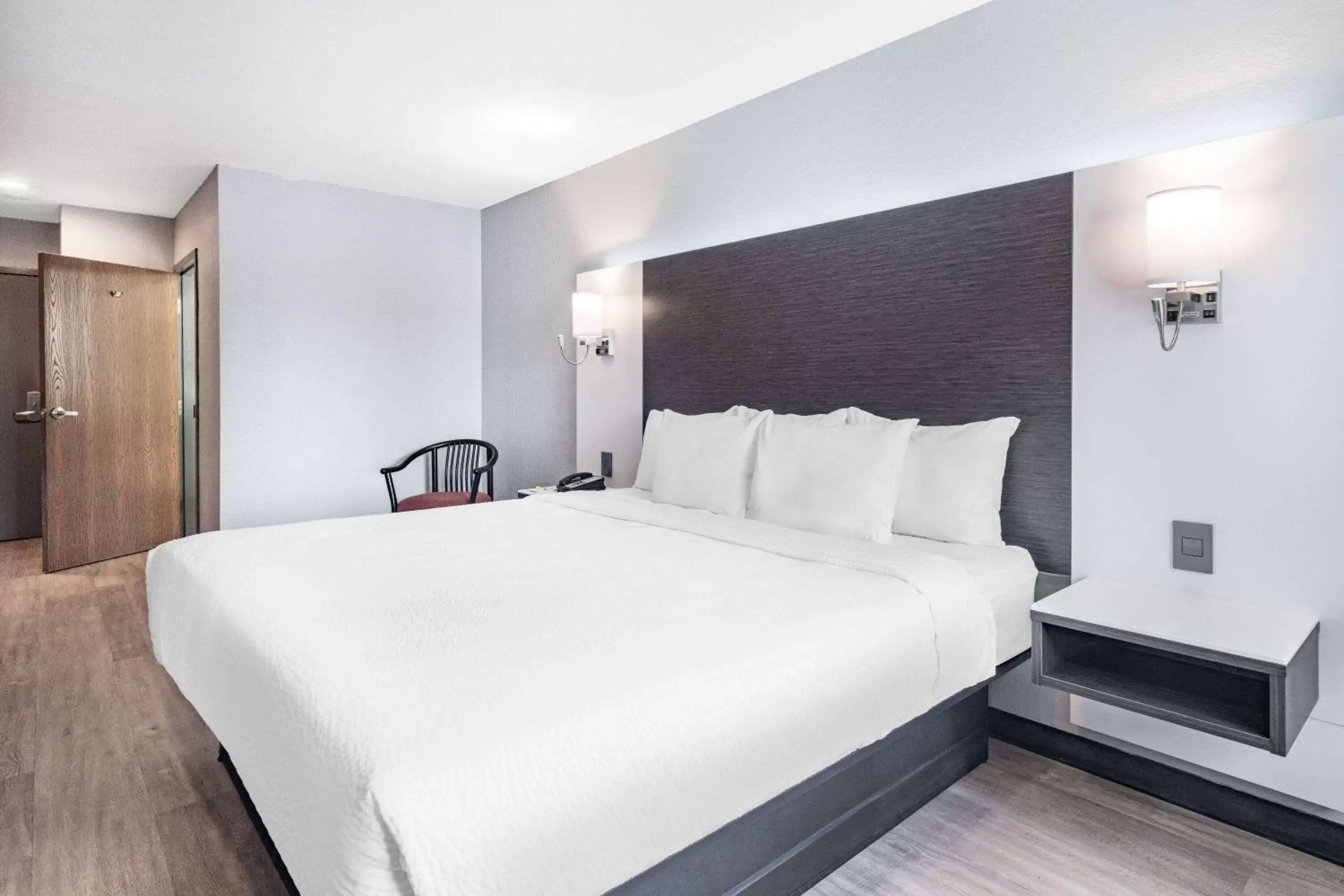 Photo of the whole room, Bed in Days Inn & Suites by Wyndham Niagara Falls/Buffalo