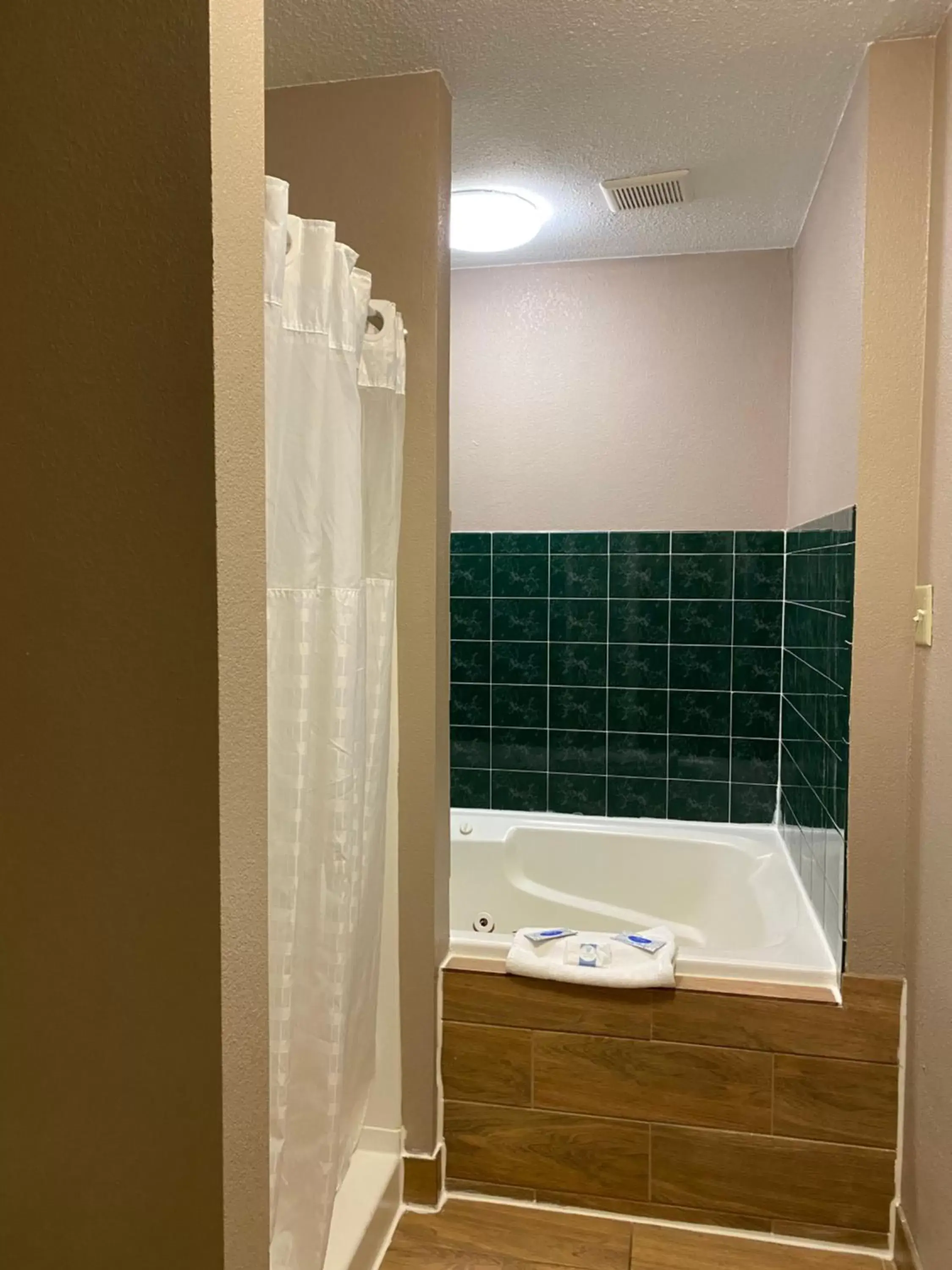 Hot Tub, Bathroom in Americas Best Value Inn New Boston