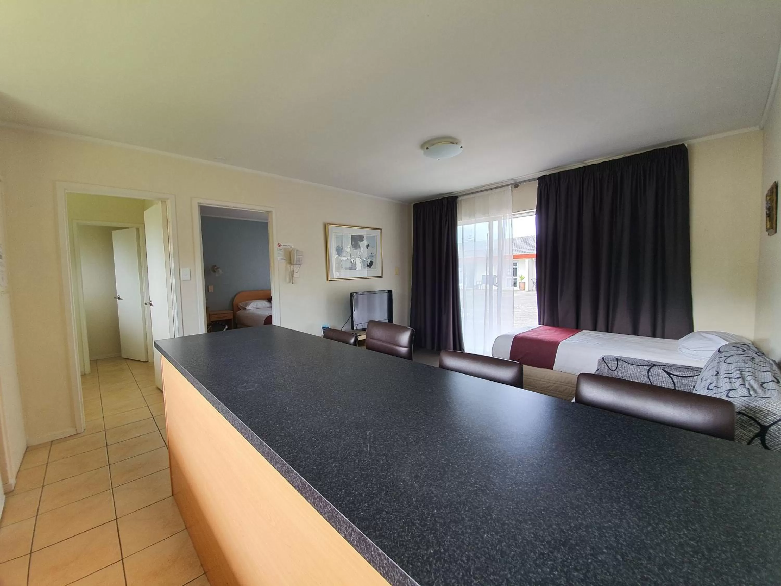 kitchen, Bed in Ocean Inn Motel