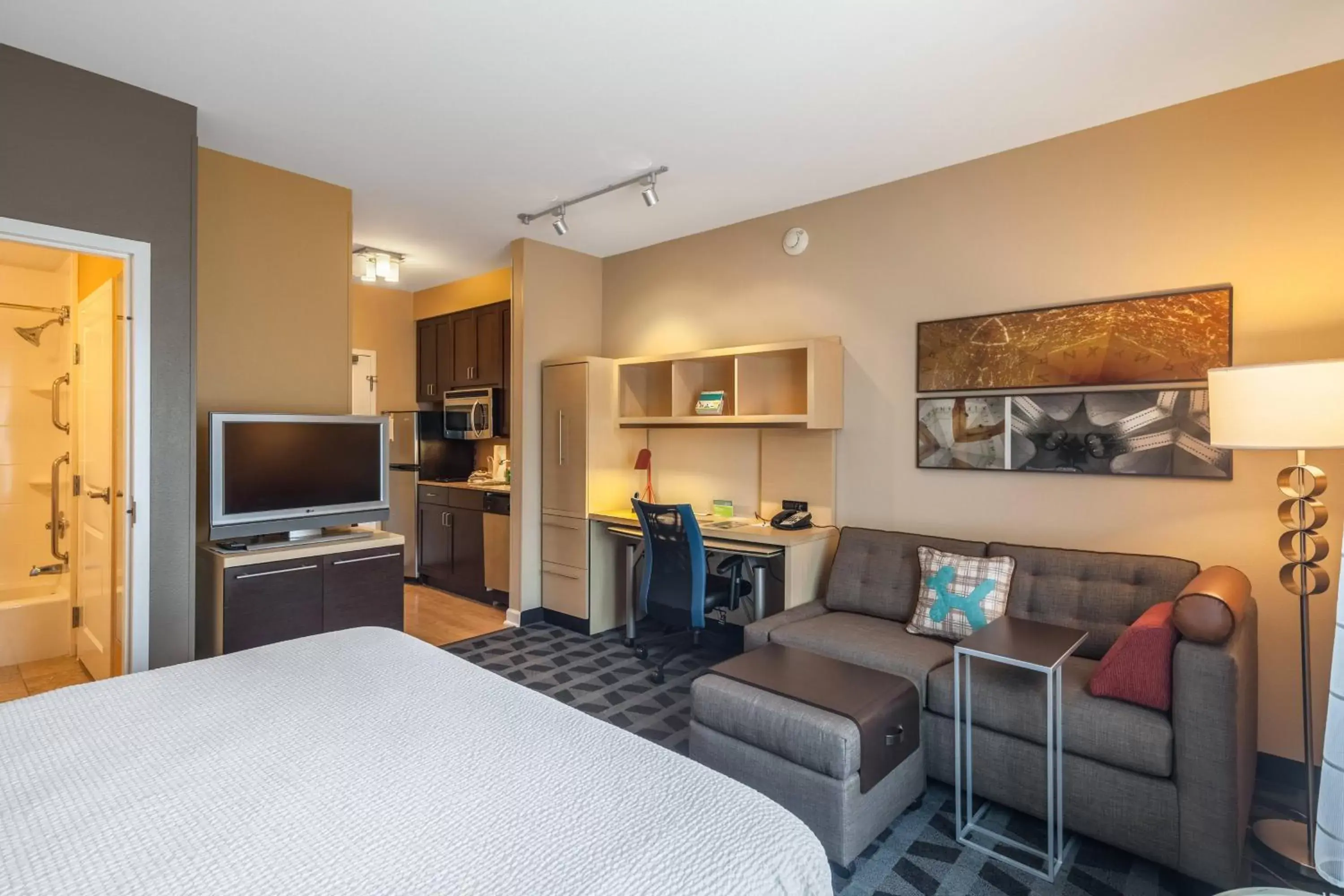 Bedroom, TV/Entertainment Center in TownePlace Suites Jacksonville Butler Boulevard