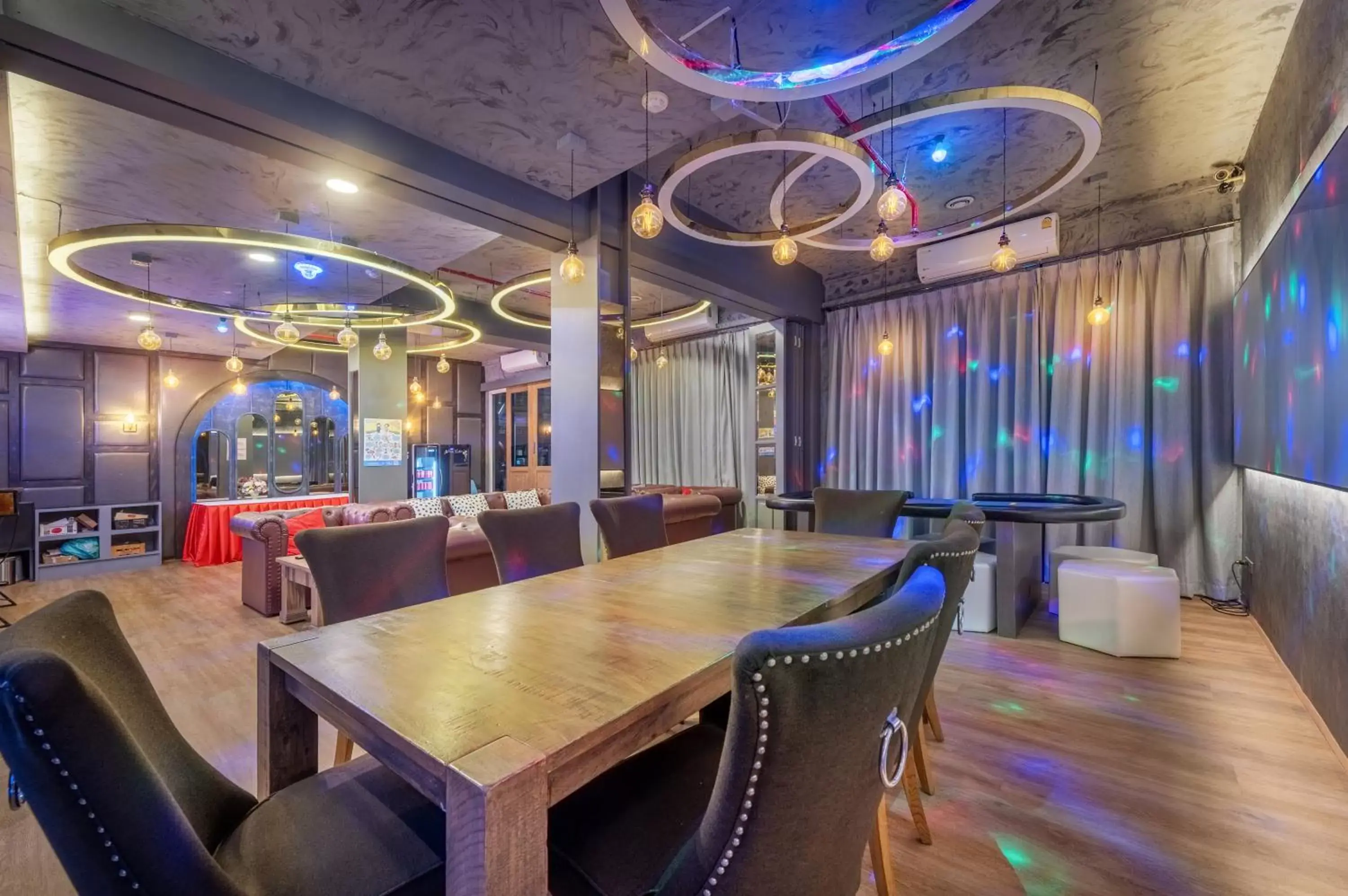 Lounge or bar in Qiu Hotel Sukhumvit SHA Plus