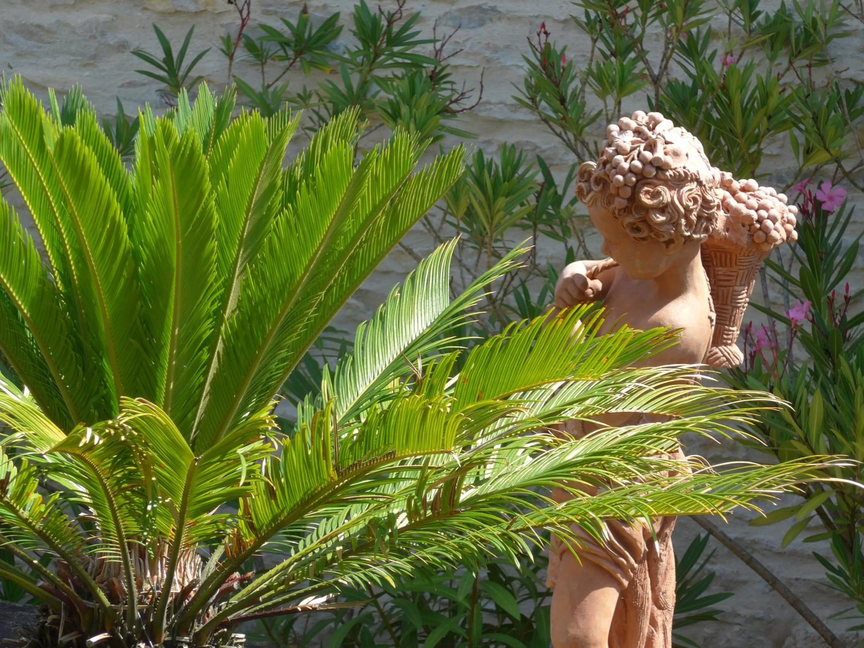 Inner courtyard view in Clos de Mont July, architecture XVIIIe au cœur de la nature
