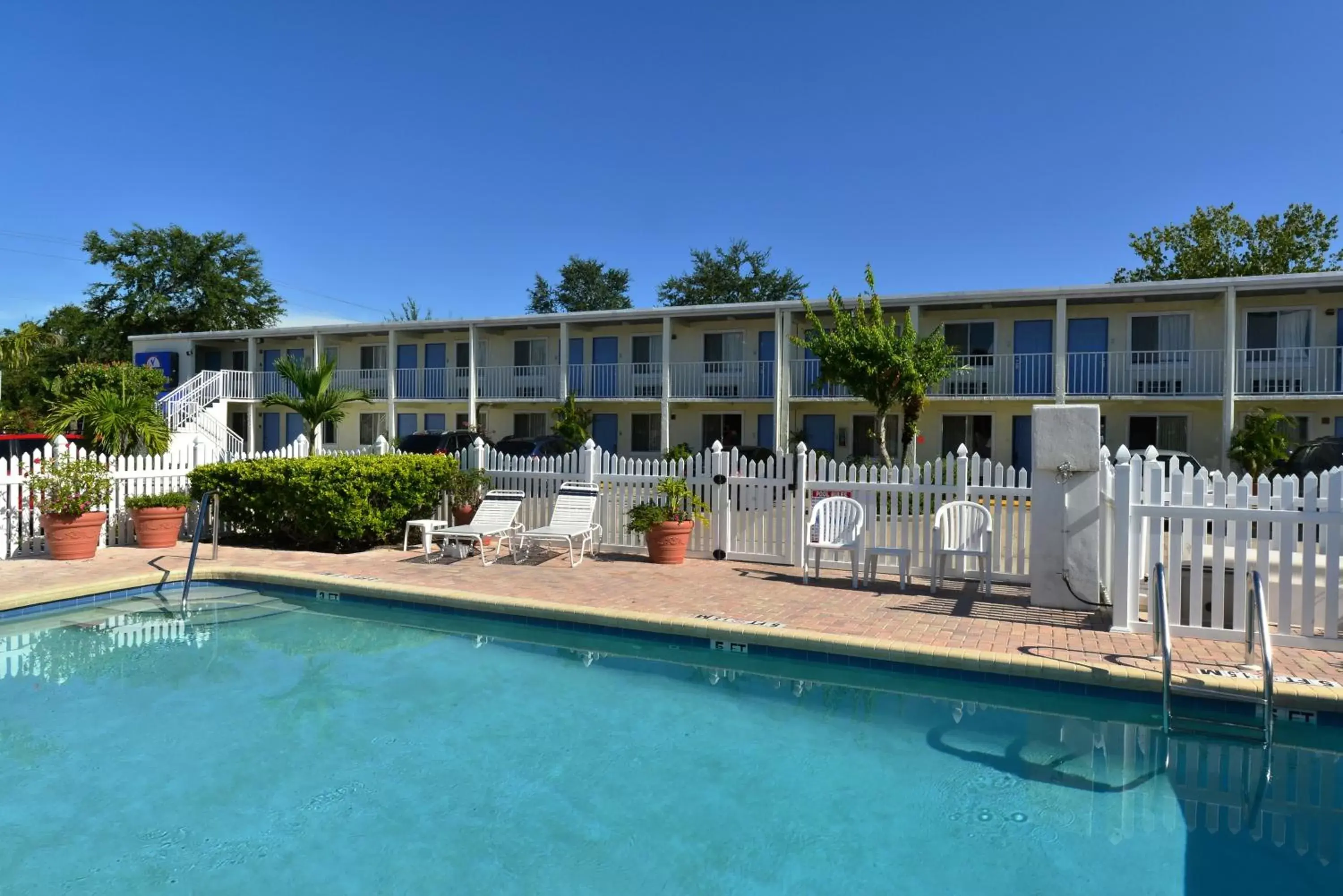 Property Building in Americas Best Value Inn Bradenton-Sarasota