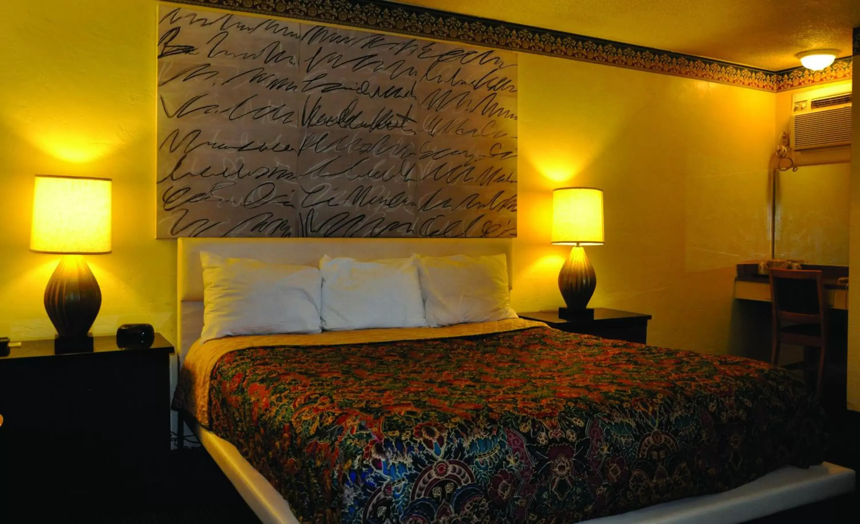 Bedroom, Bed in Travelers Inn Manteca