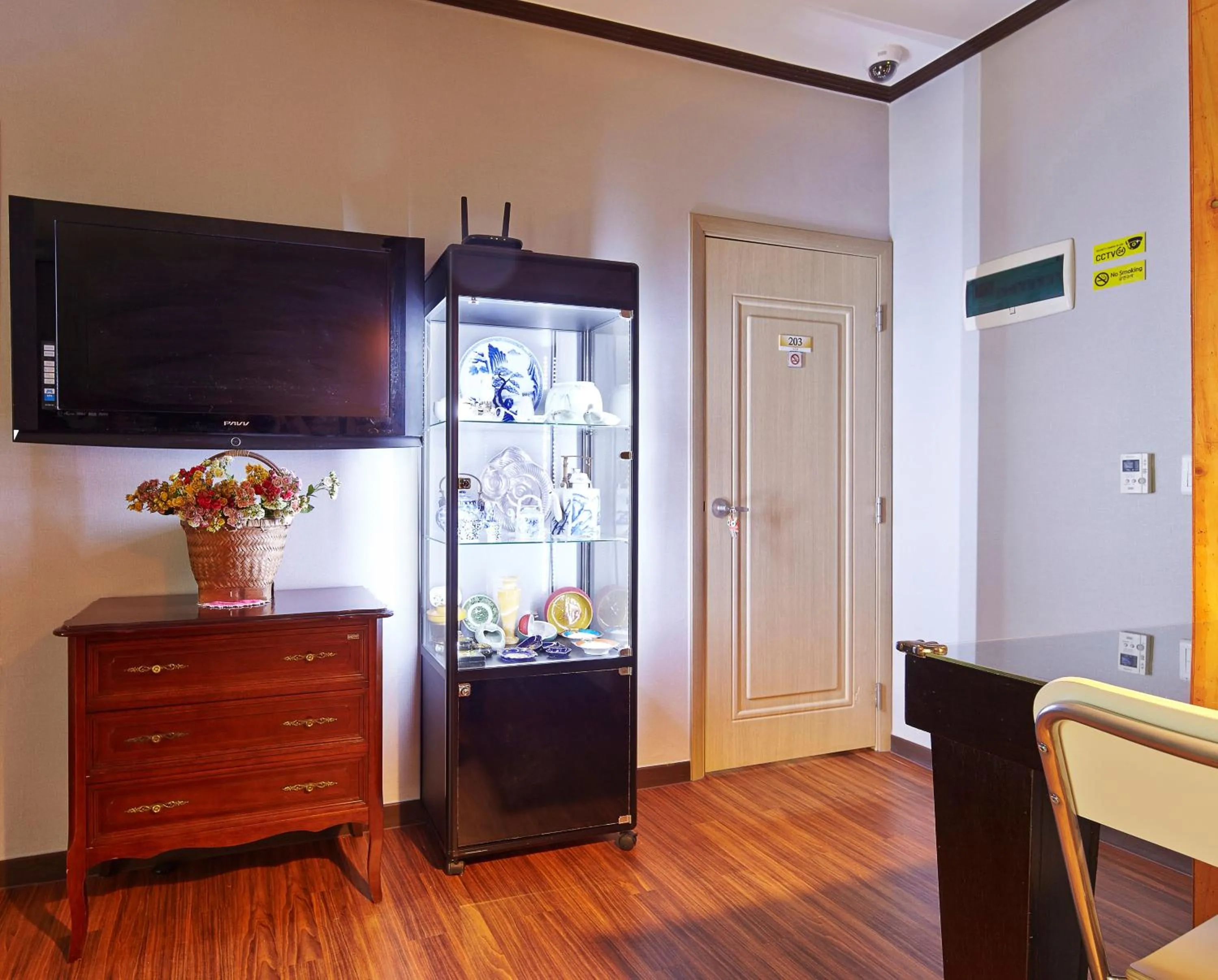 Communal lounge/ TV room in Jiwoljang Guesthouse