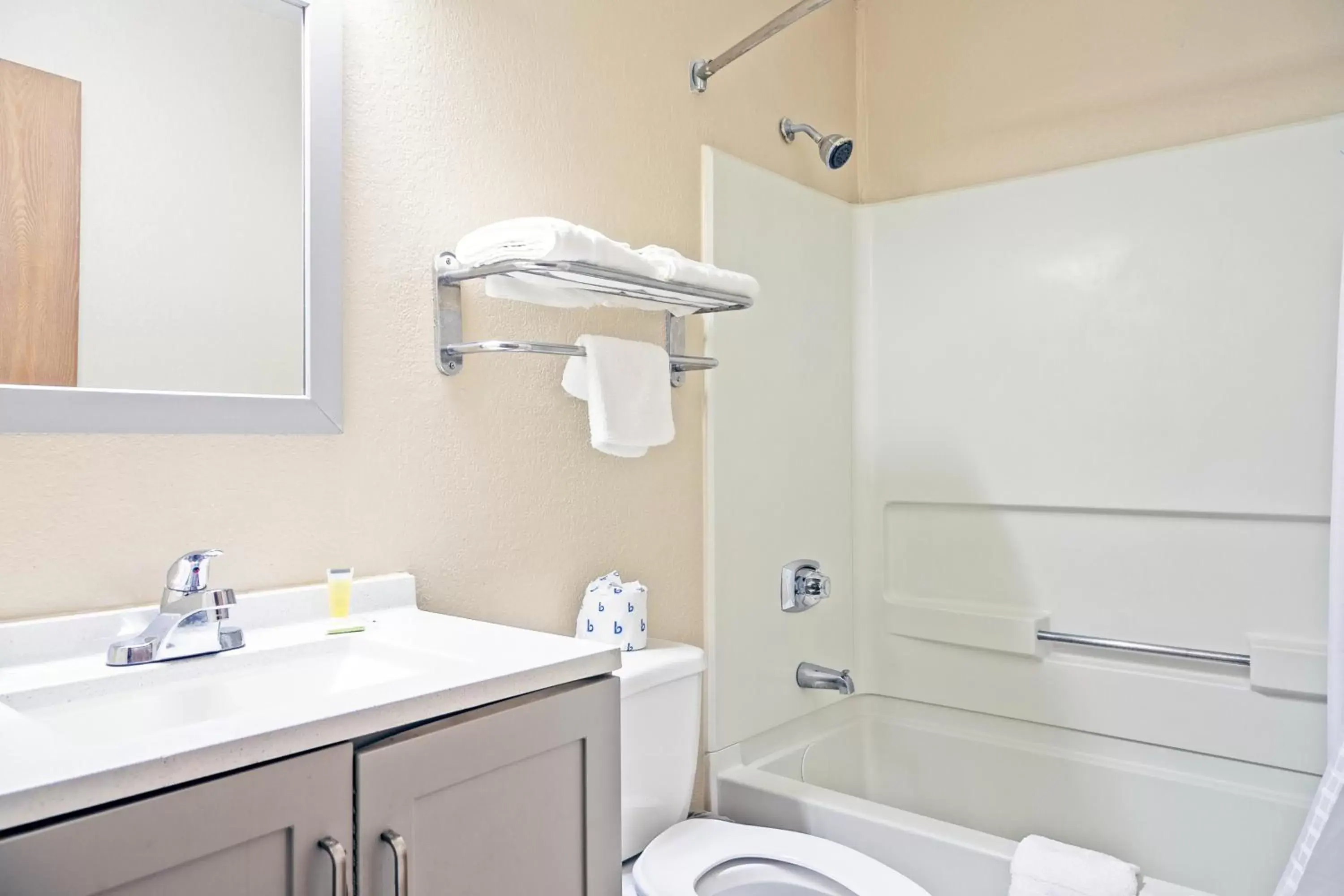 Bathroom in Super 8 by Wyndham Augusta/Ft Gordon Area