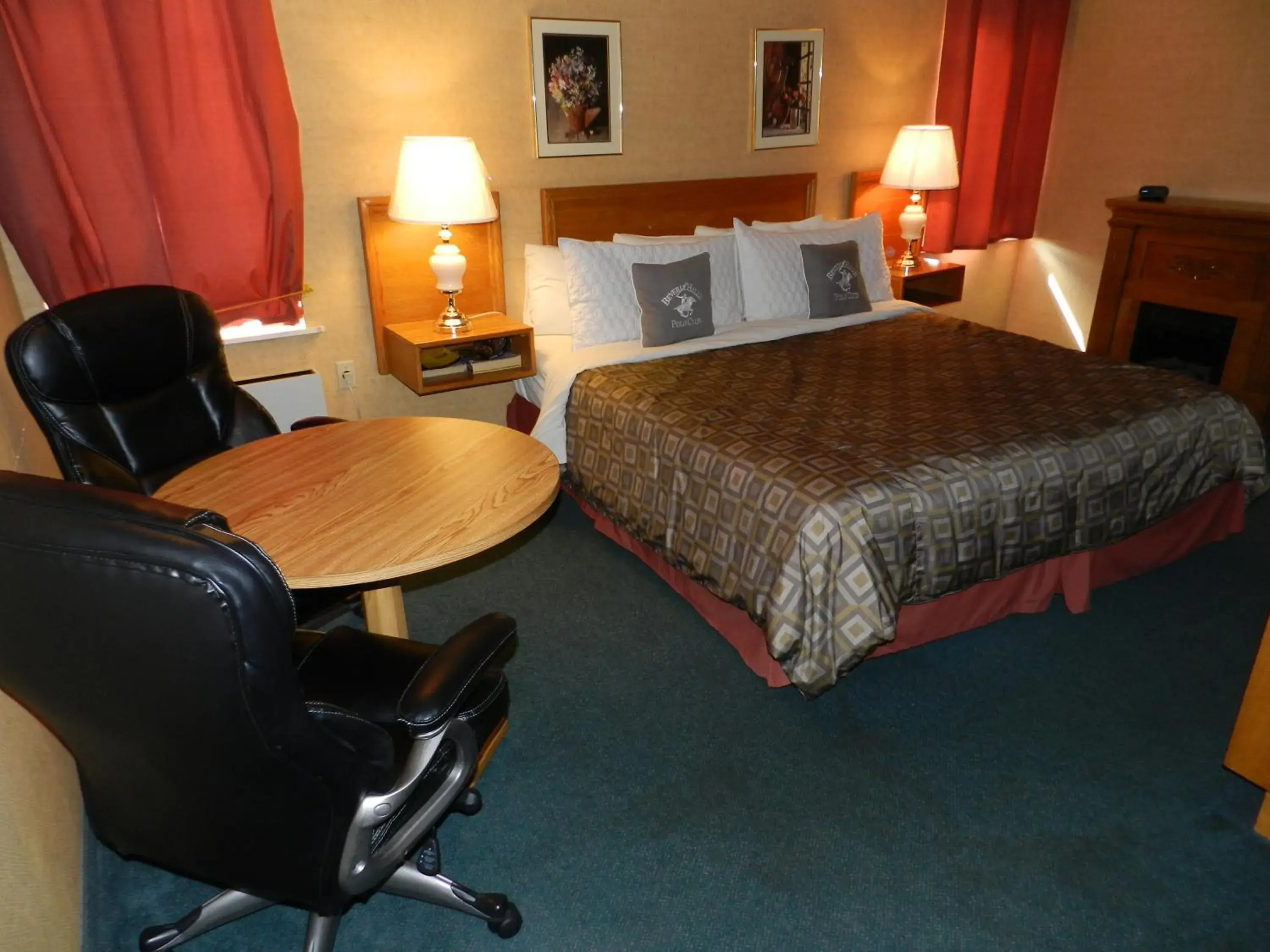 Photo of the whole room, Bed in Kings Inn Near the Falls