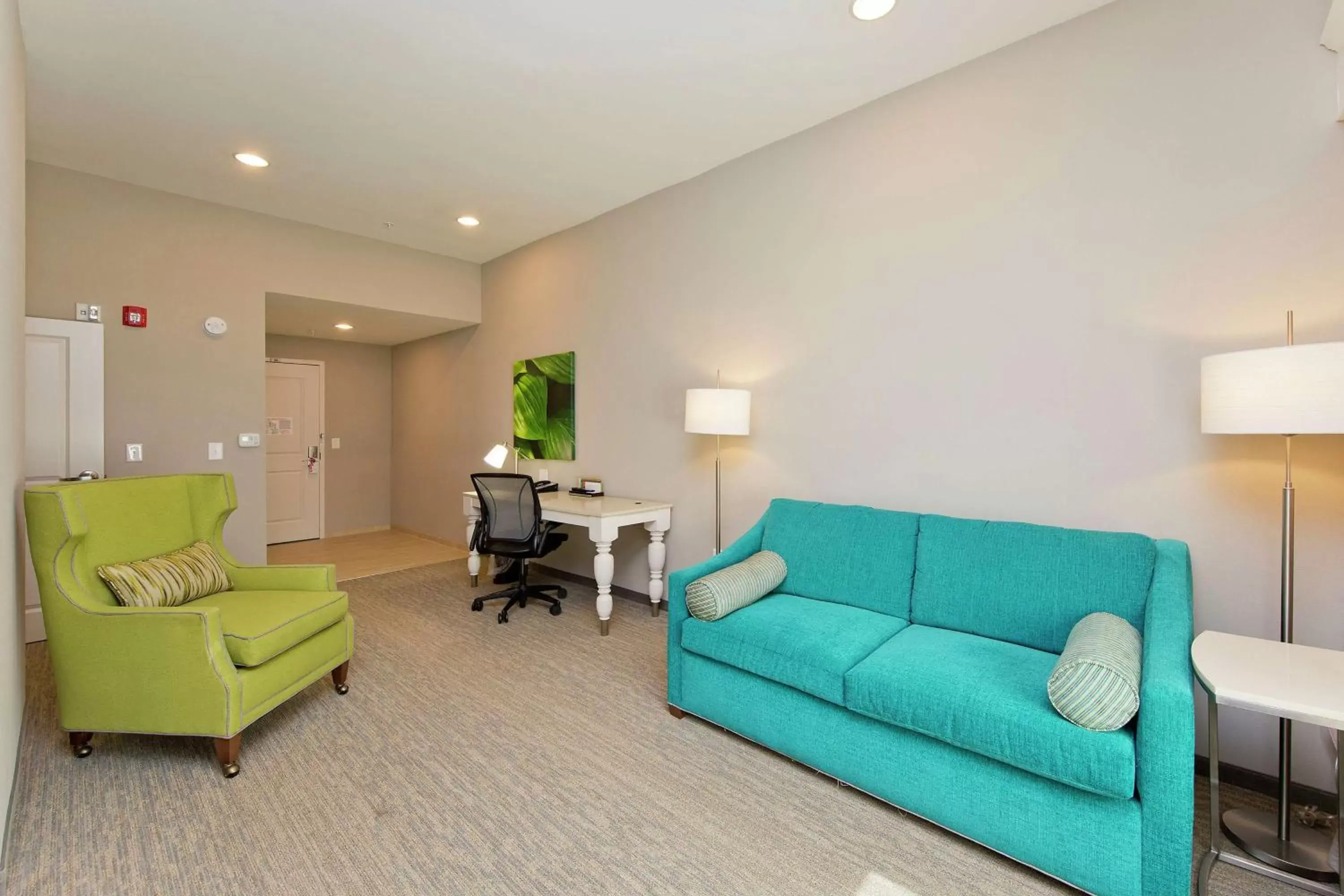 Bedroom, Seating Area in Hilton Garden Inn Martinsburg