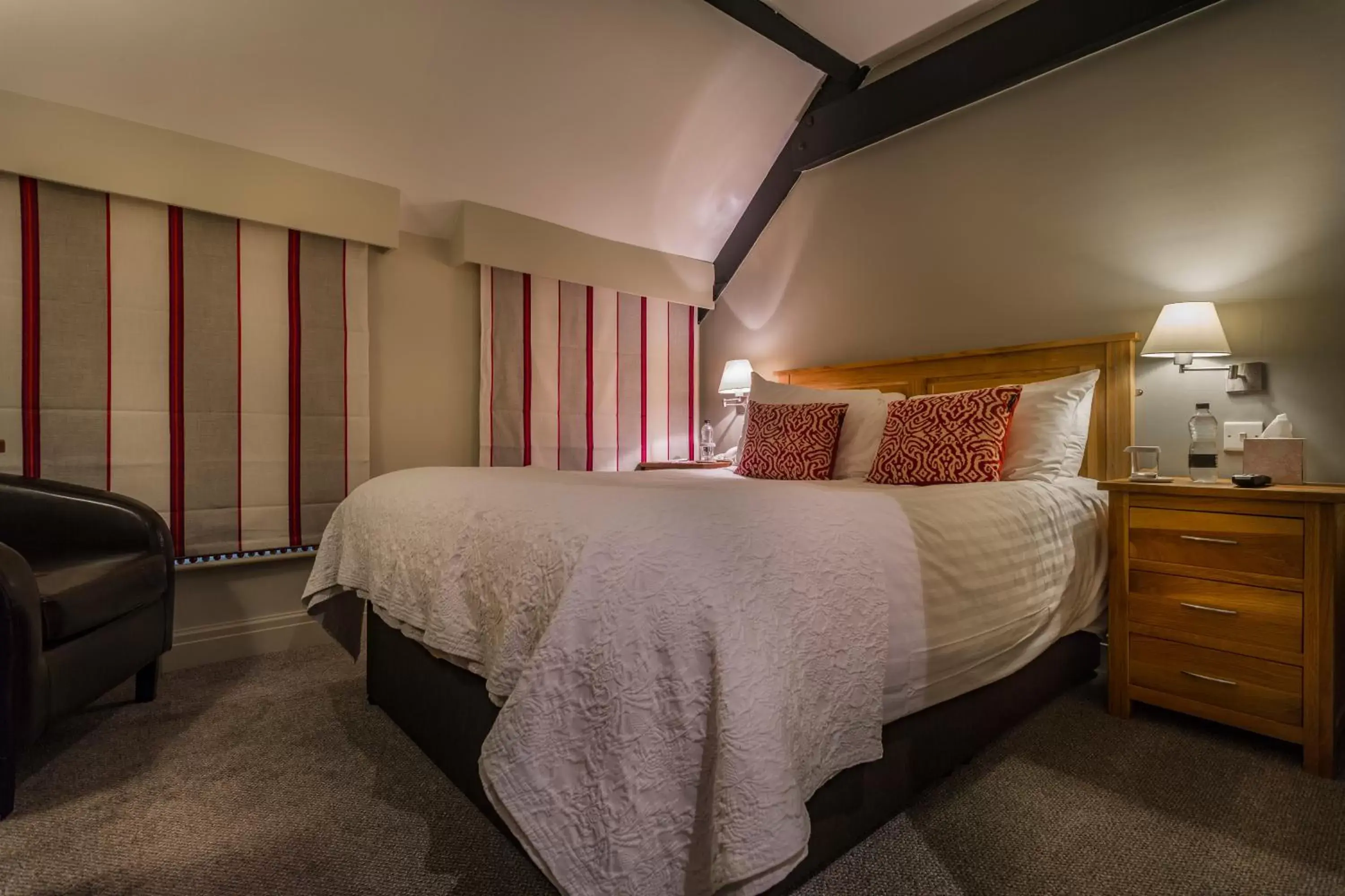 Bedroom, Bed in The Golden Fleece Hotel, Thirsk, North Yorkshire