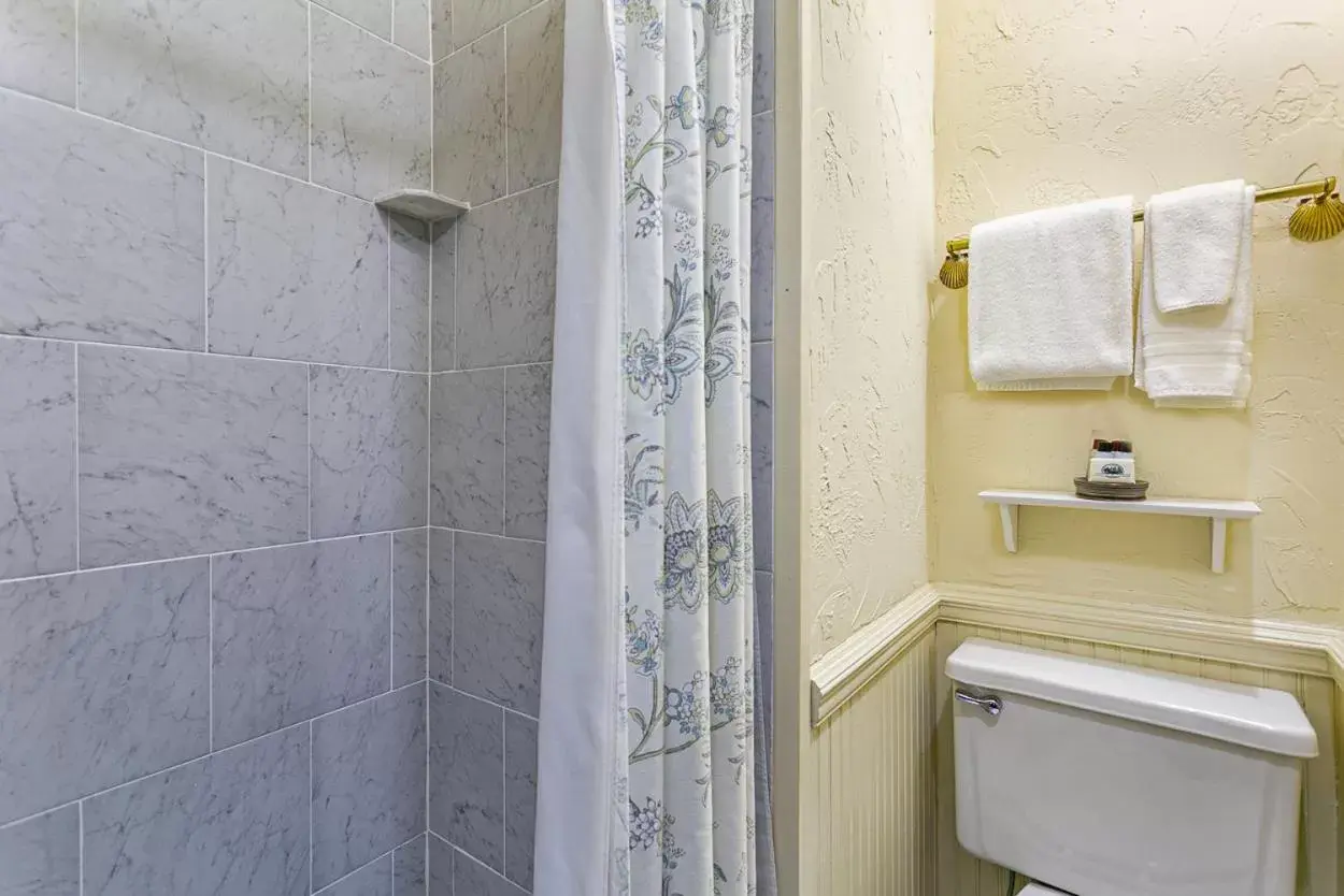 Bathroom in Cedar Crest Inn