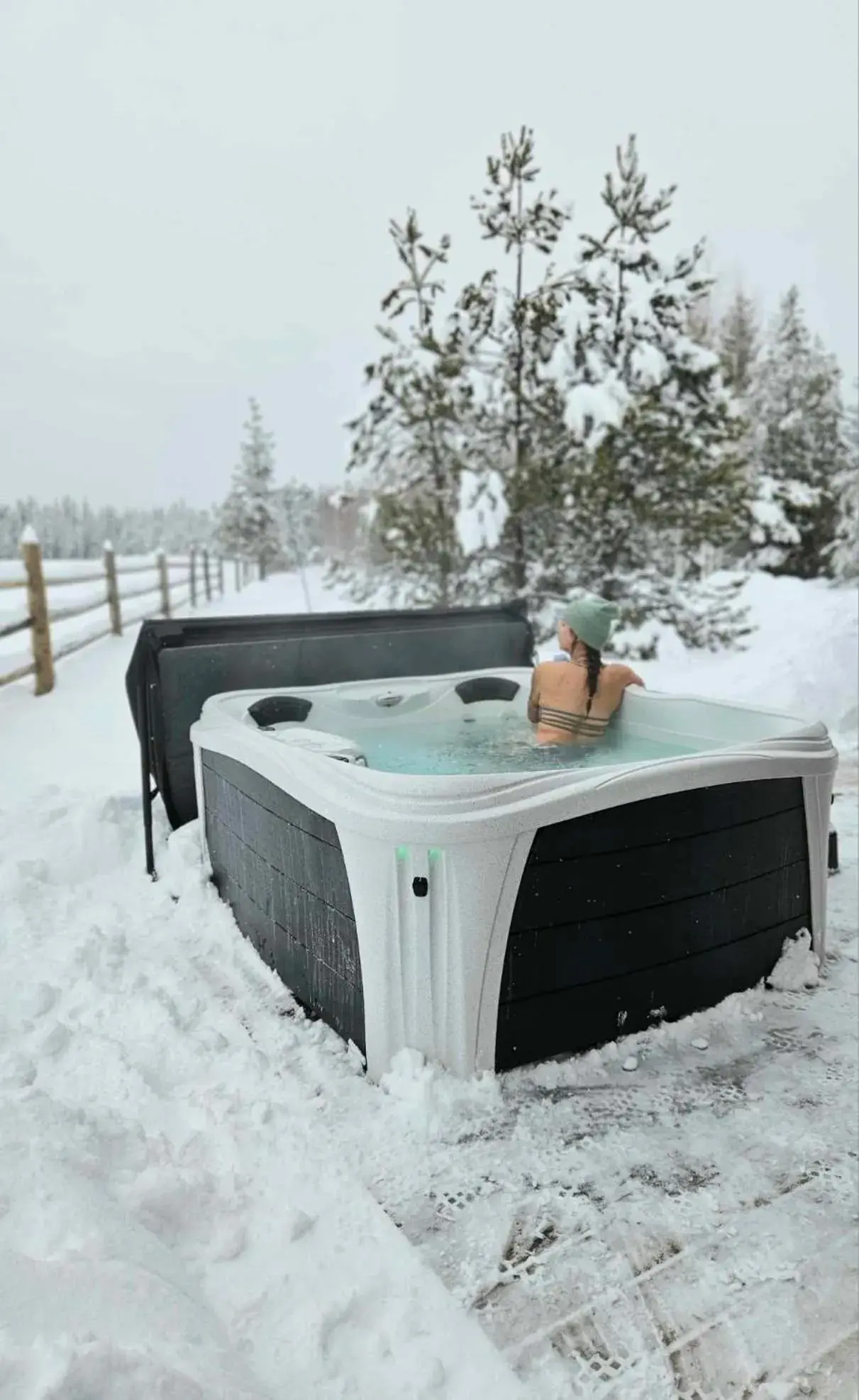 Hot Tub, Winter in Woodhouse Cottages And Ranch