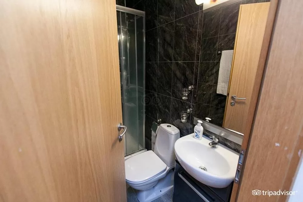 Bathroom in 101 Guesthouse Hotel