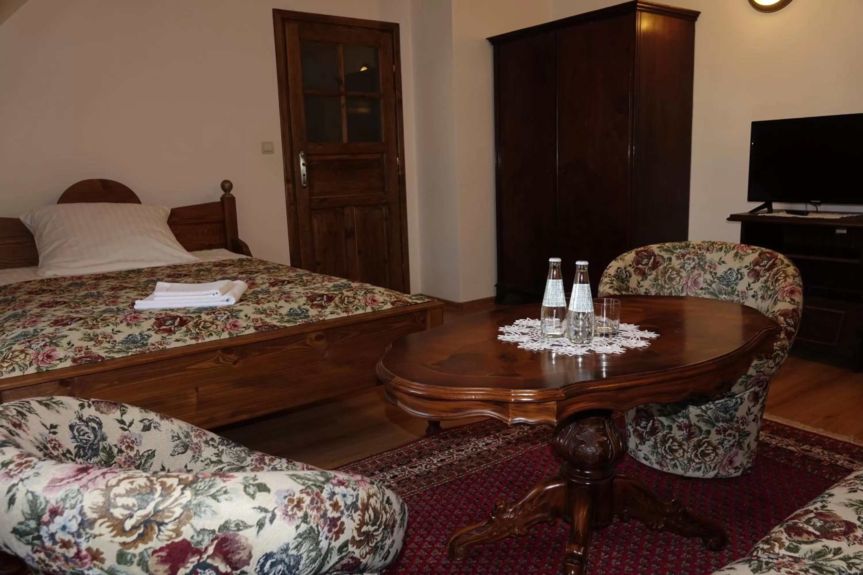 Gościniec Dworski w Ropie - Pokoje gościnne