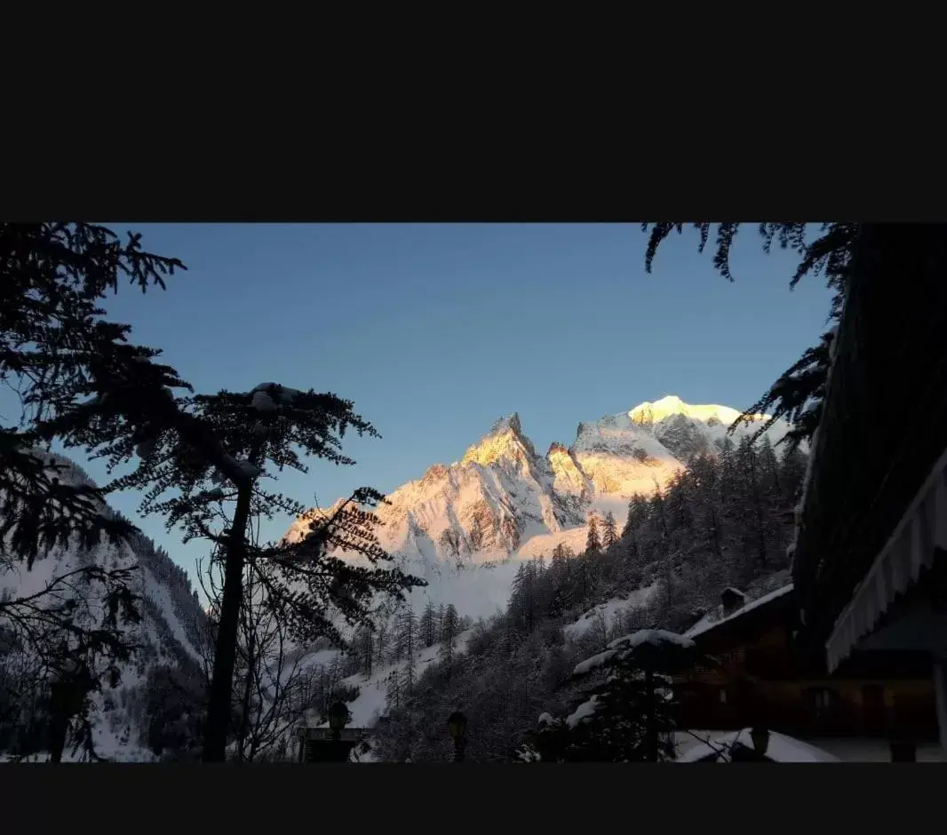 Nearby landmark, Winter in Hotel Astoria