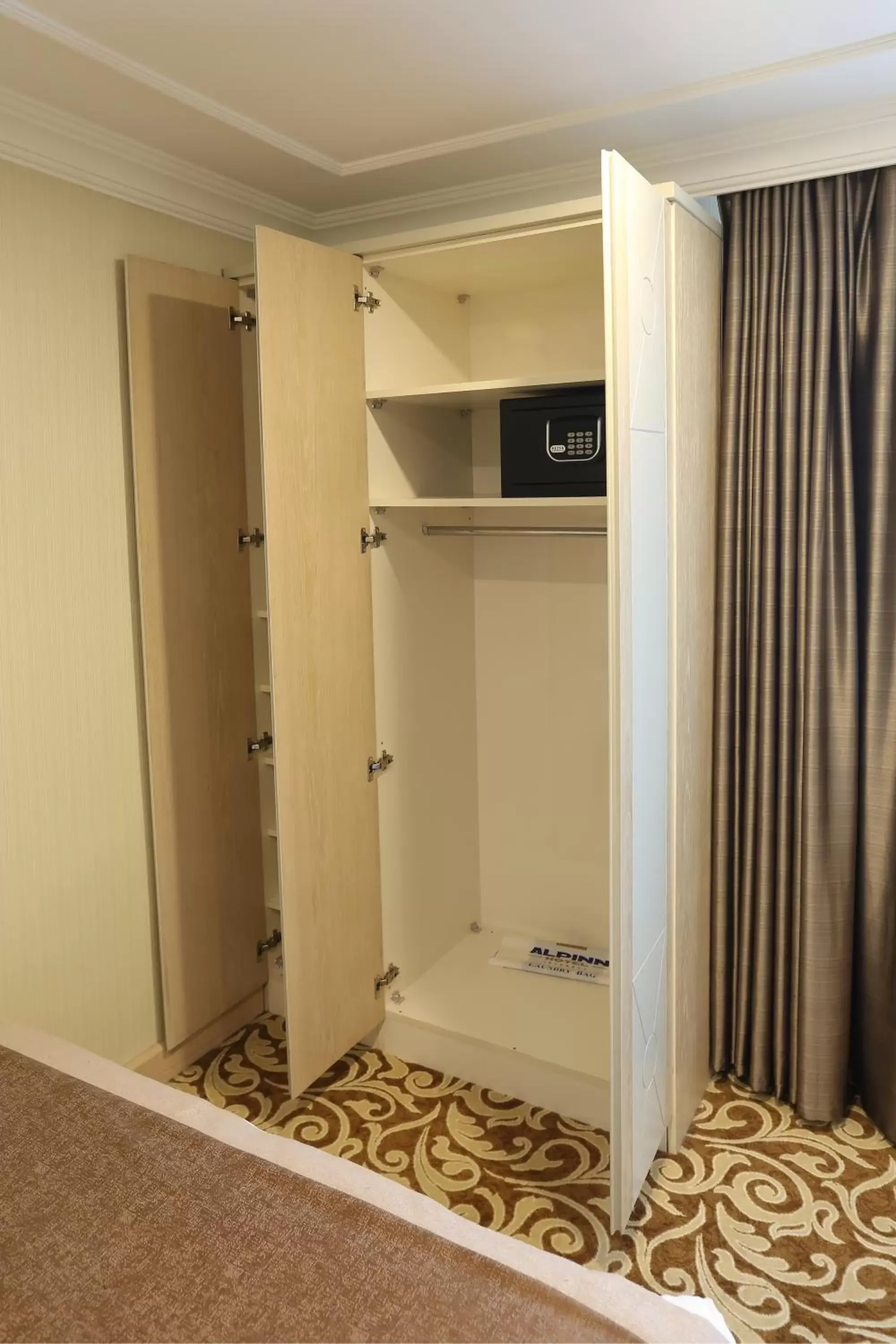 wardrobe in Alpinn Hotel Istanbul